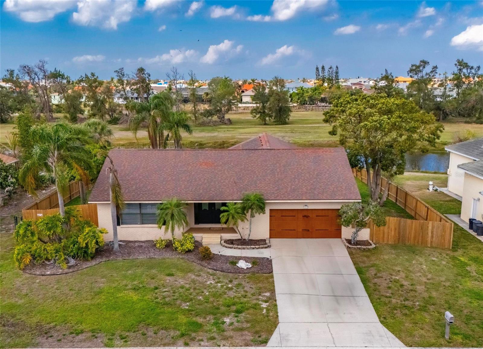 Listing photo id 0 for 811 Eagle Lane