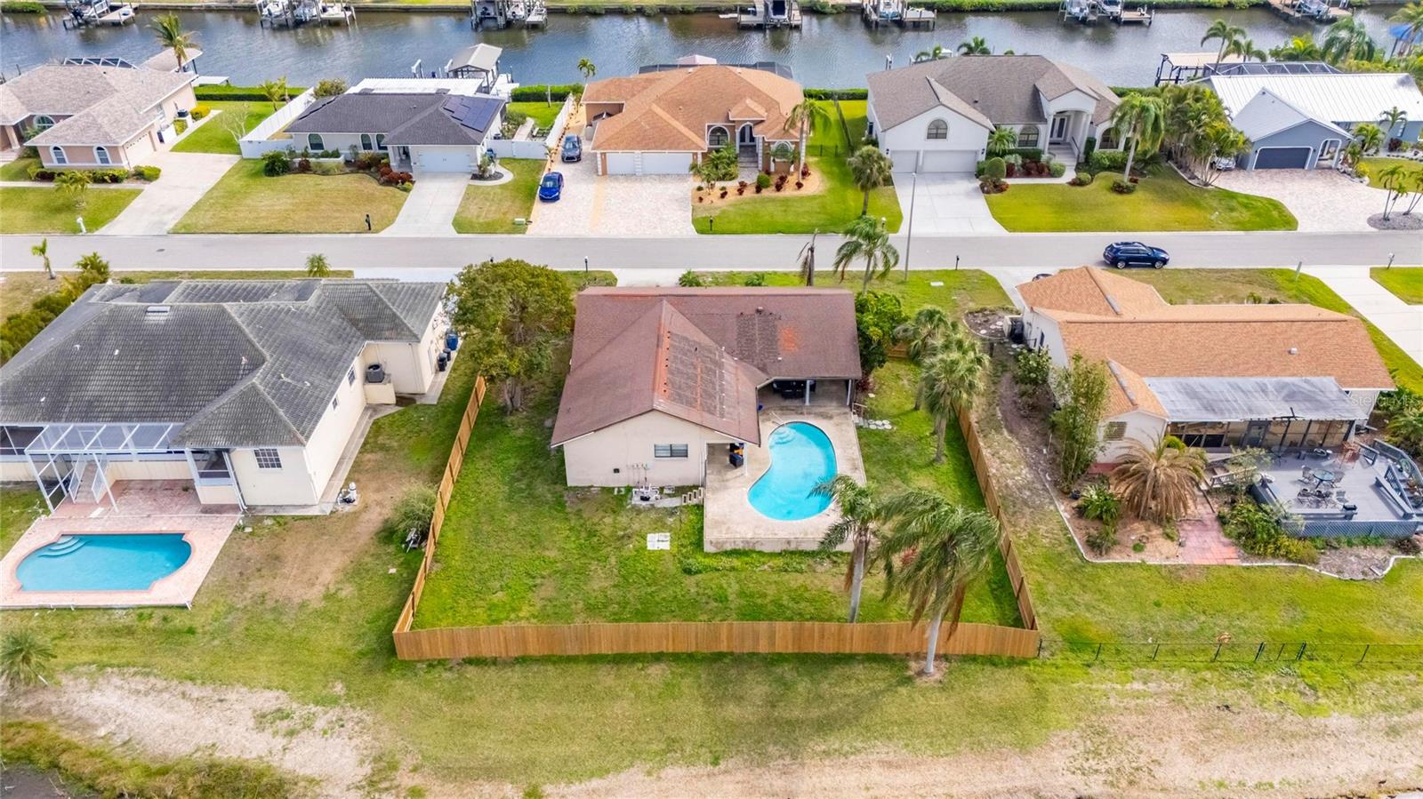 Listing photo id 2 for 811 Eagle Lane