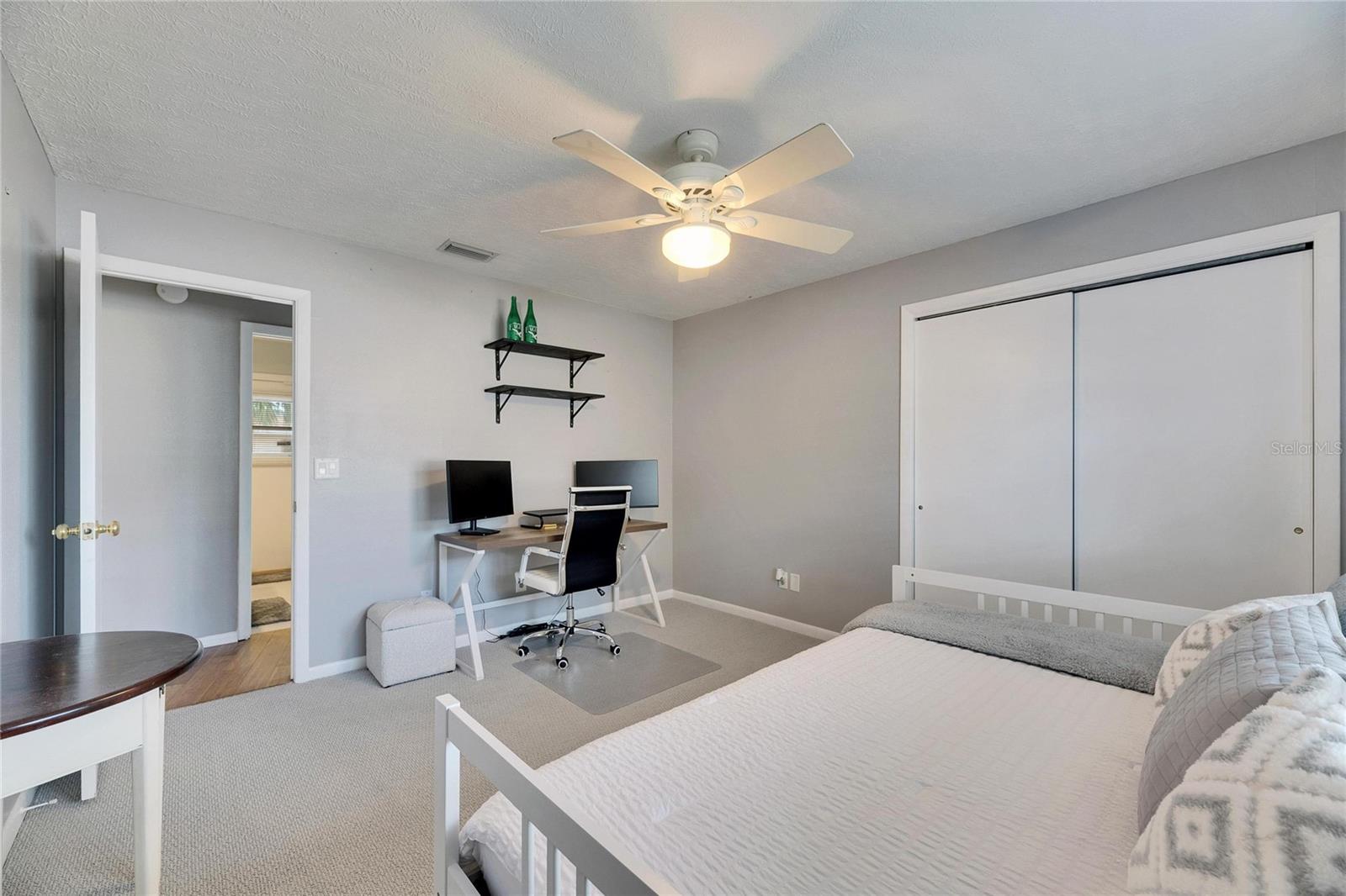 Listing photo id 45 for 811 Eagle Lane