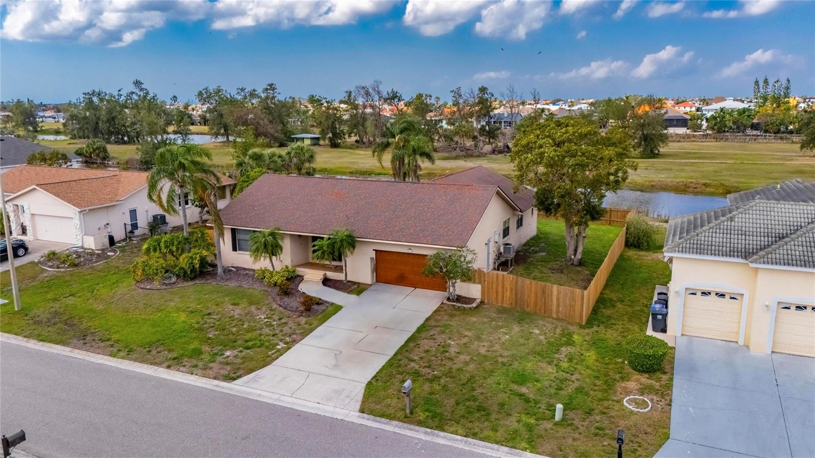 Listing photo id 3 for 811 Eagle Lane