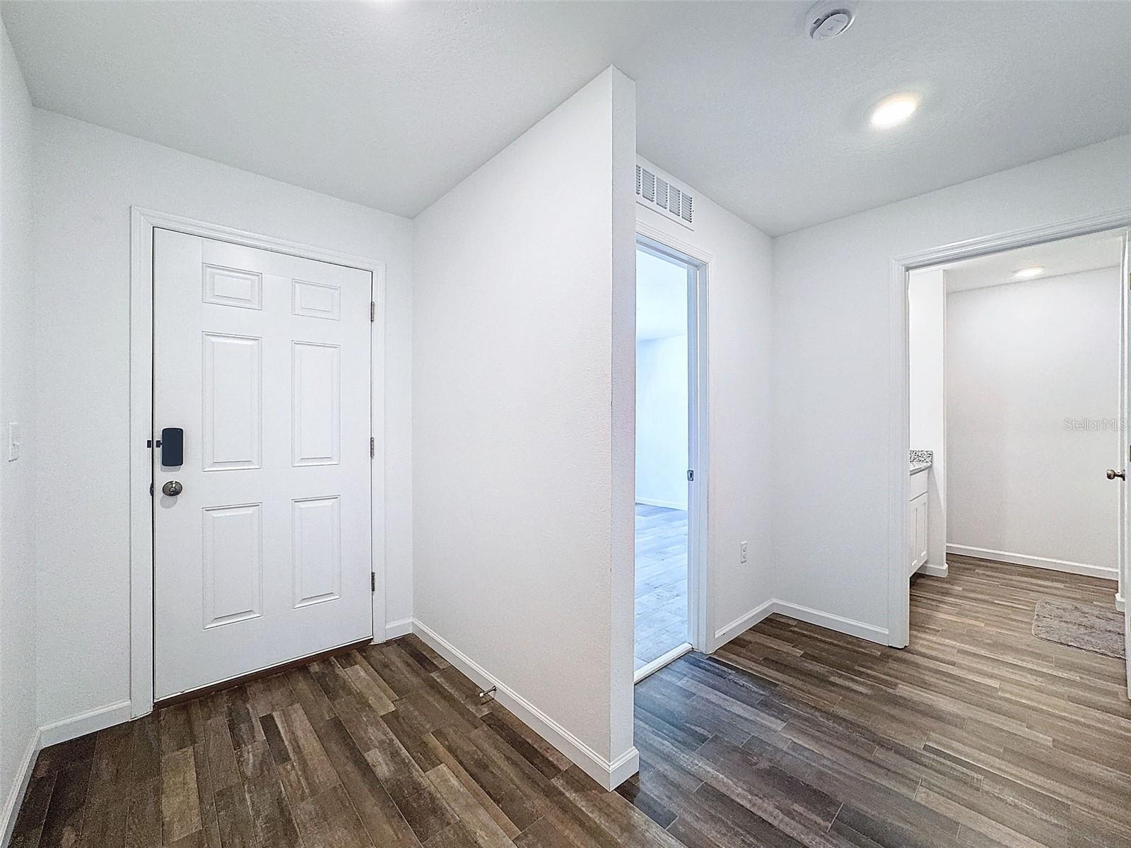 Listing photo id 8 for 6714 Darlington Drive