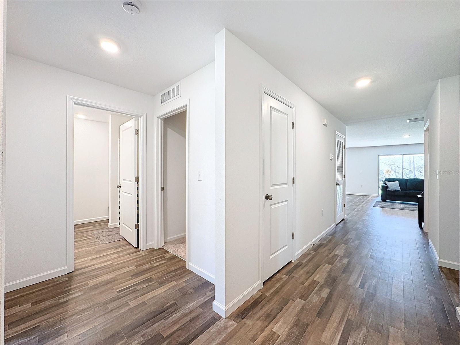 Listing photo id 9 for 6714 Darlington Drive