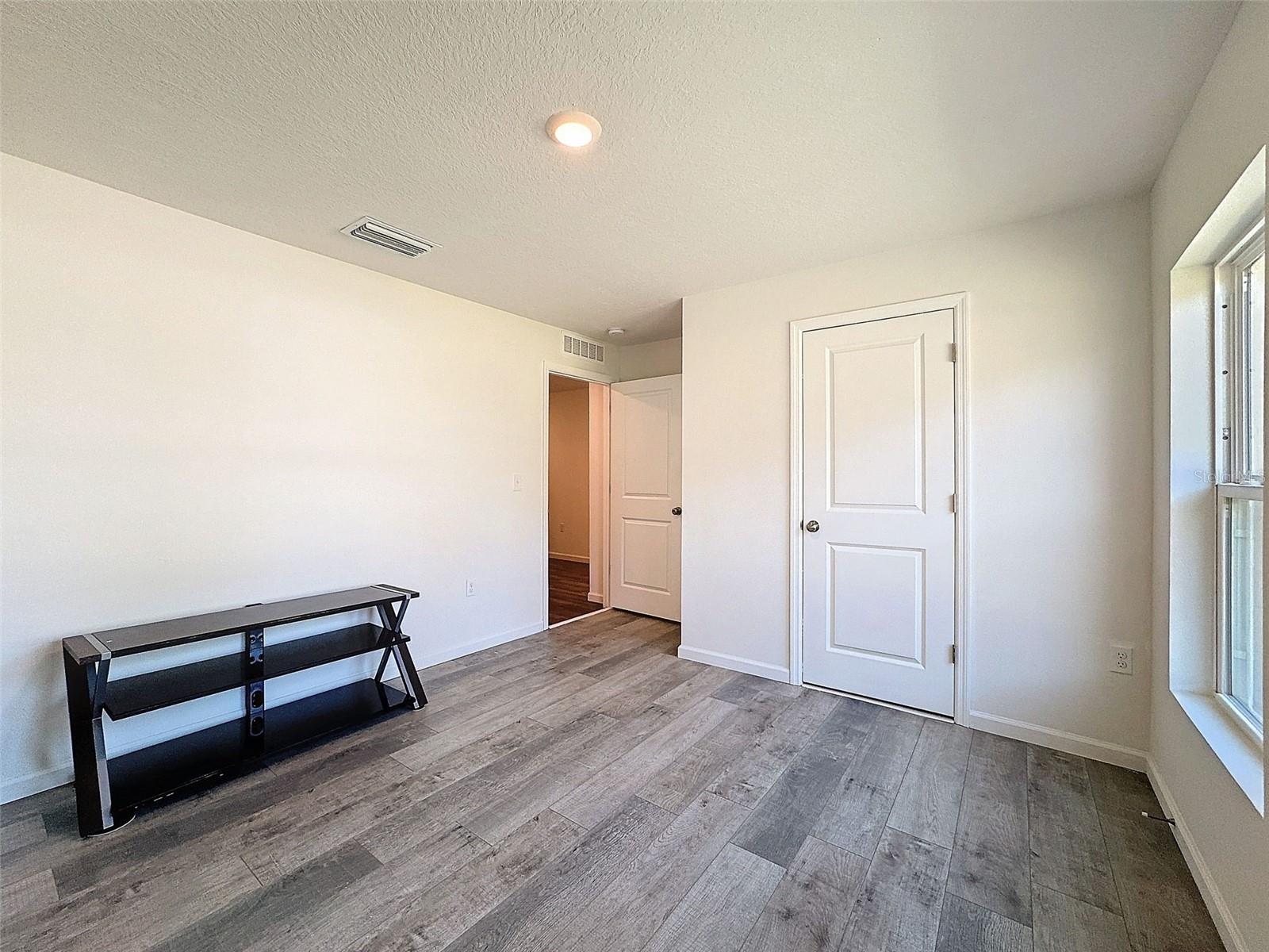 Listing photo id 10 for 6714 Darlington Drive