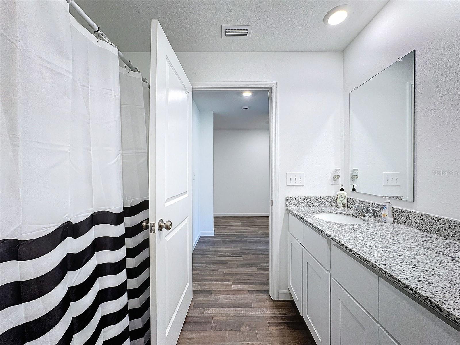 Listing photo id 13 for 6714 Darlington Drive