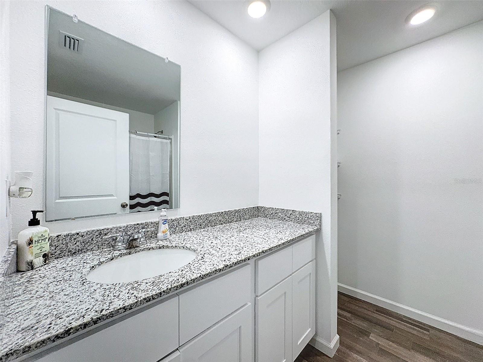 Listing photo id 14 for 6714 Darlington Drive