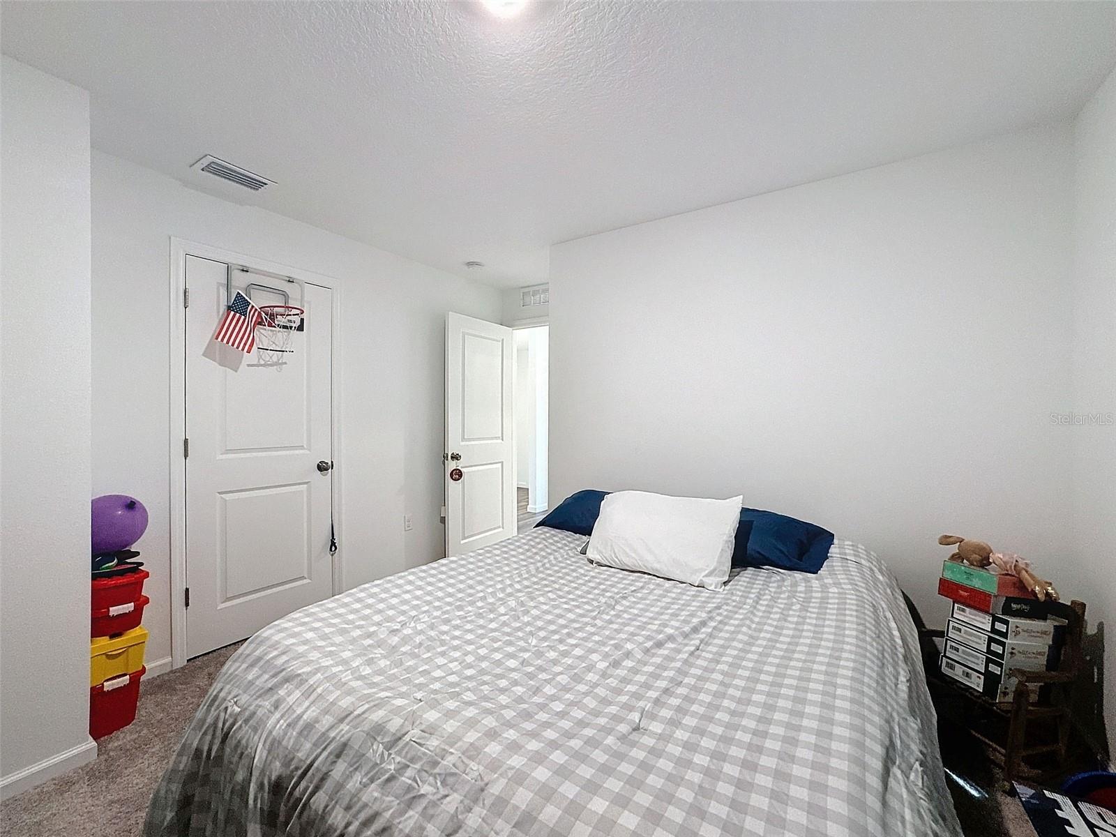 Listing photo id 16 for 6714 Darlington Drive