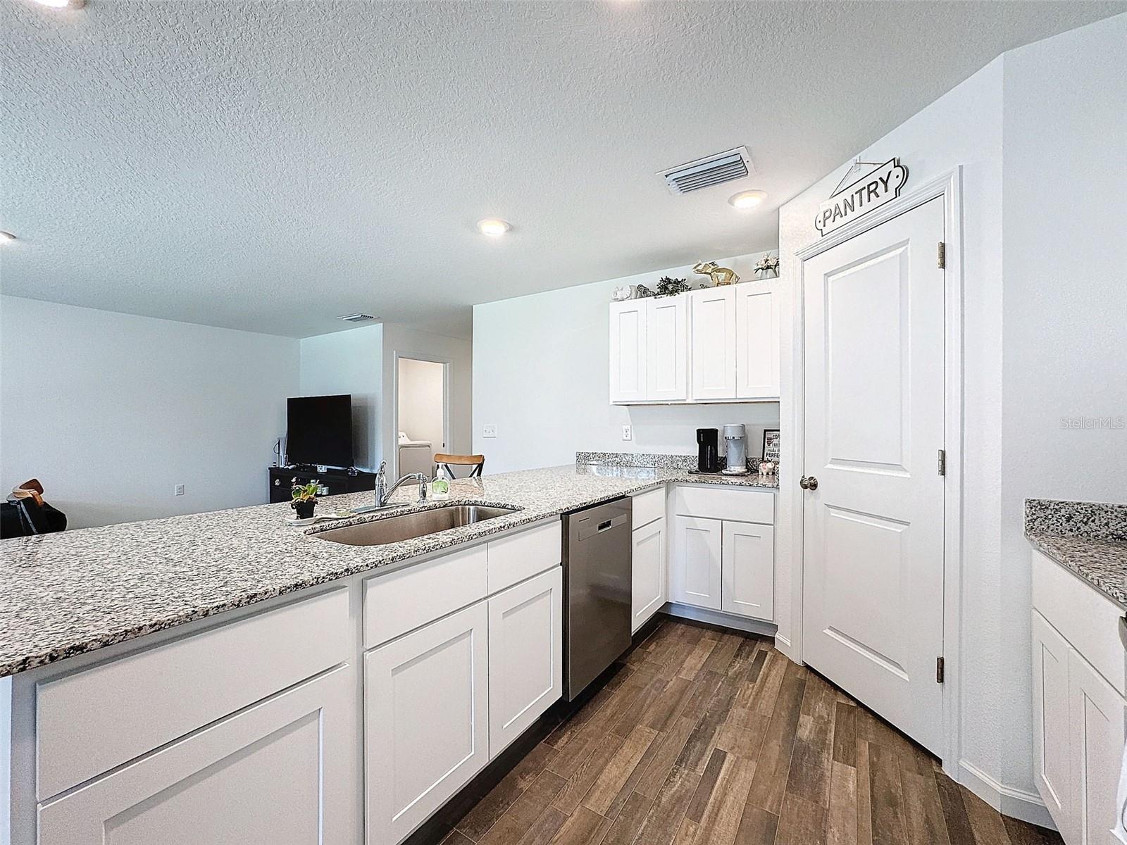 Listing photo id 28 for 6714 Darlington Drive