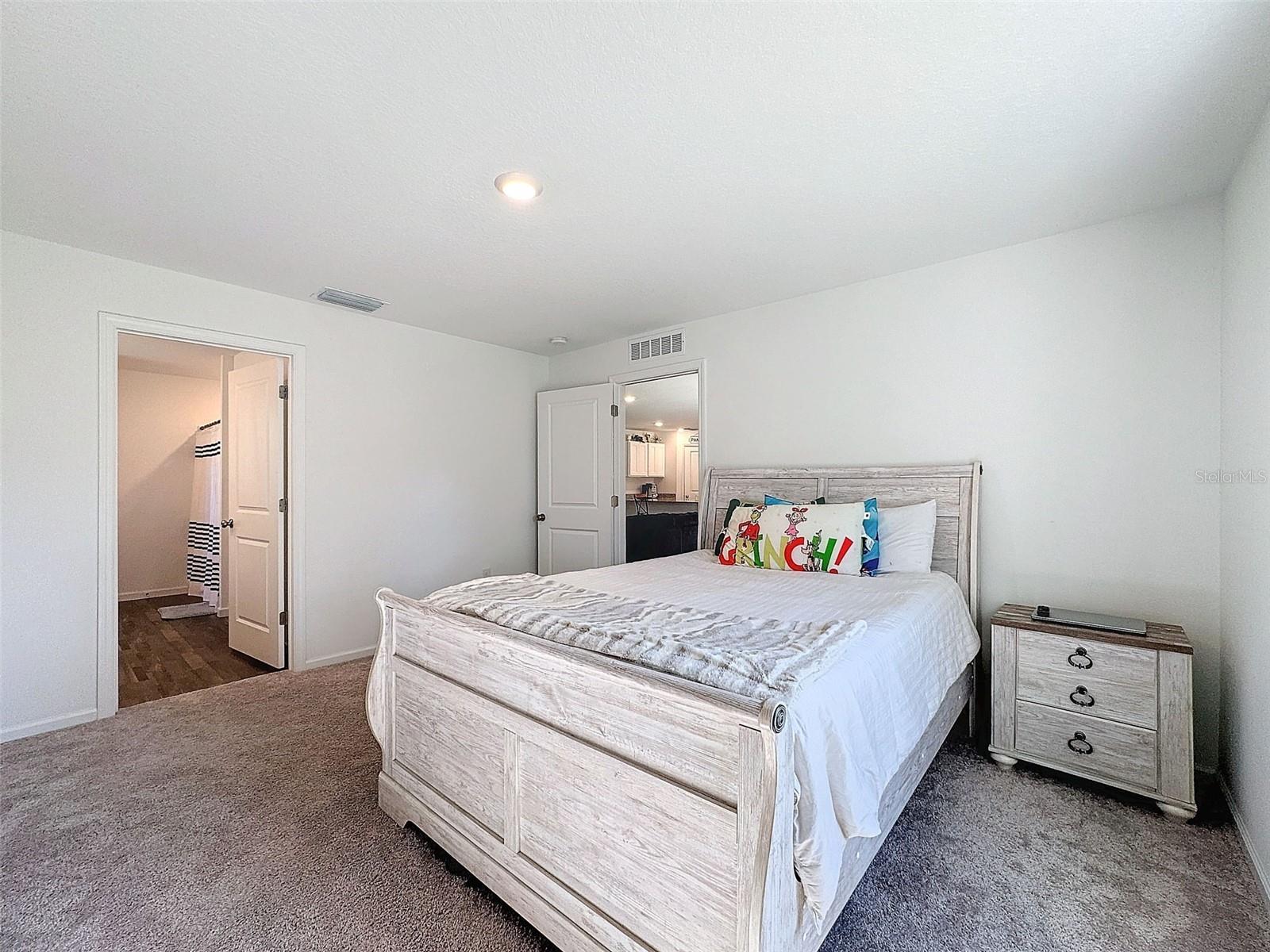 Listing photo id 37 for 6714 Darlington Drive