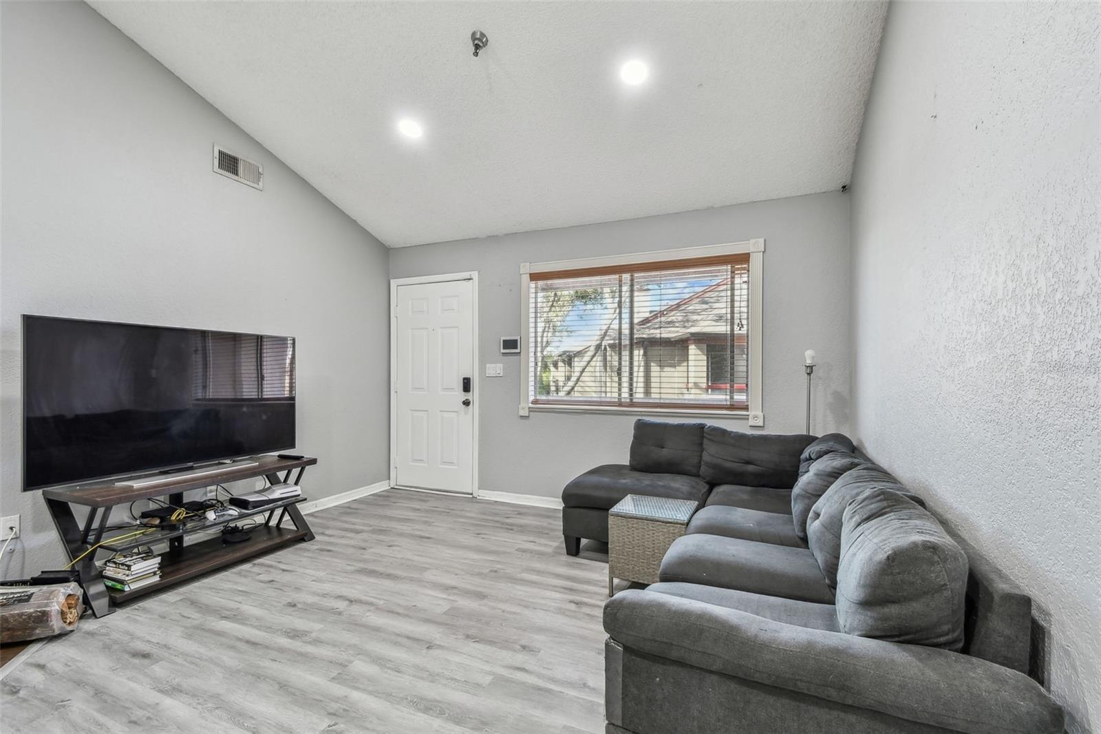 Image 6 of 46 For 10263 Gandy Boulevard N 2014