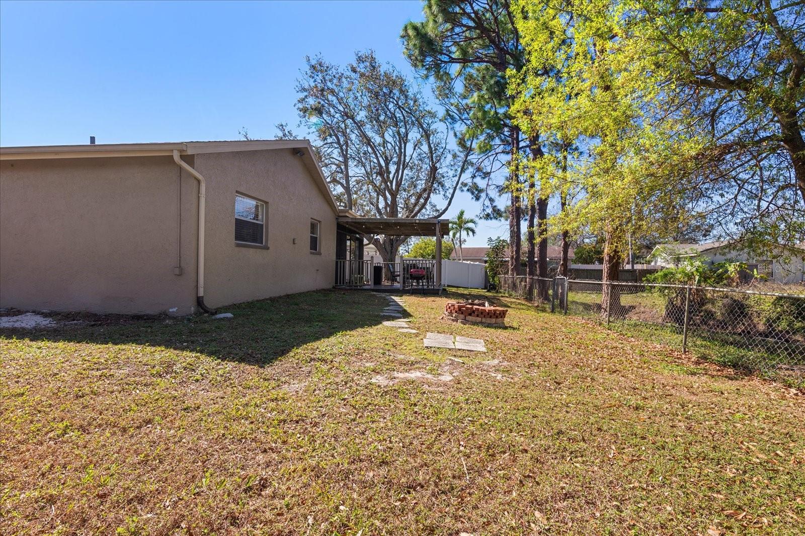 Listing photo id 23 for 7437 118th Drive