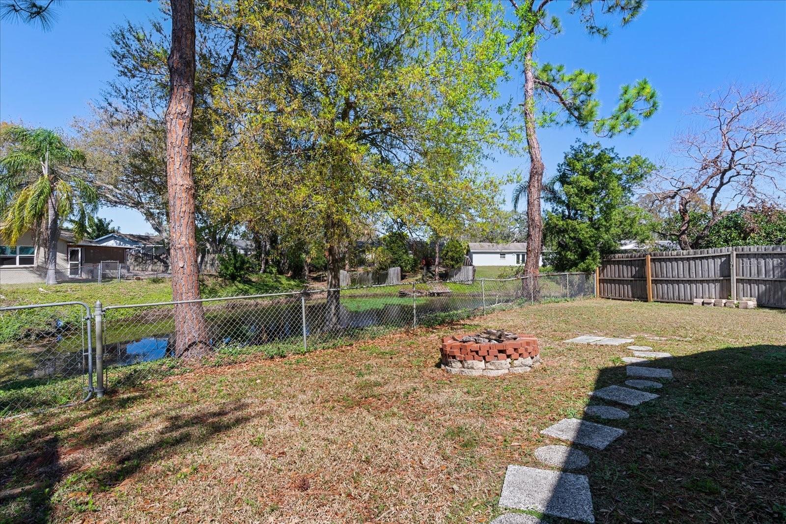 Listing photo id 24 for 7437 118th Drive