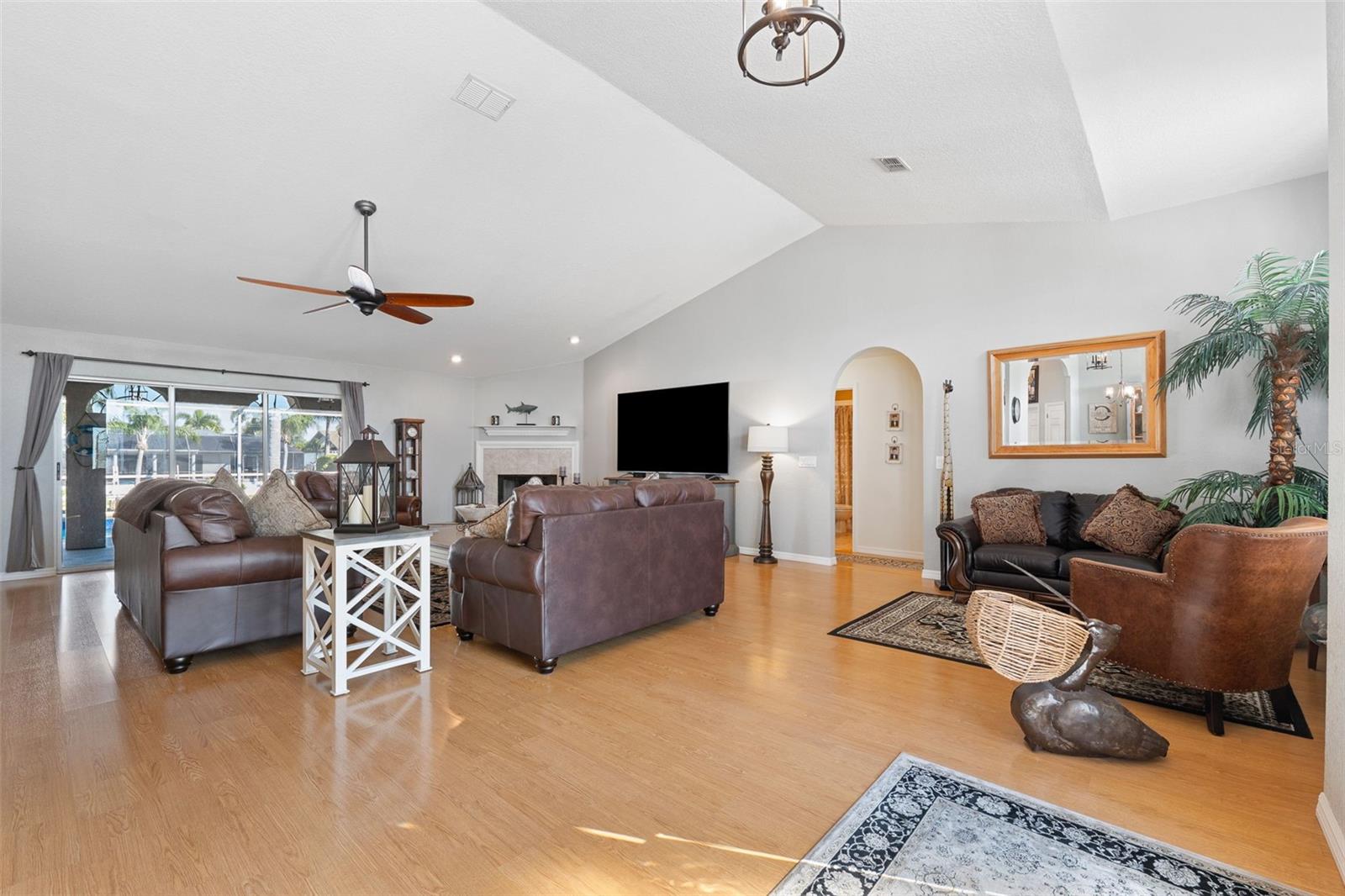 Listing photo id 11 for 5815 Dory Way