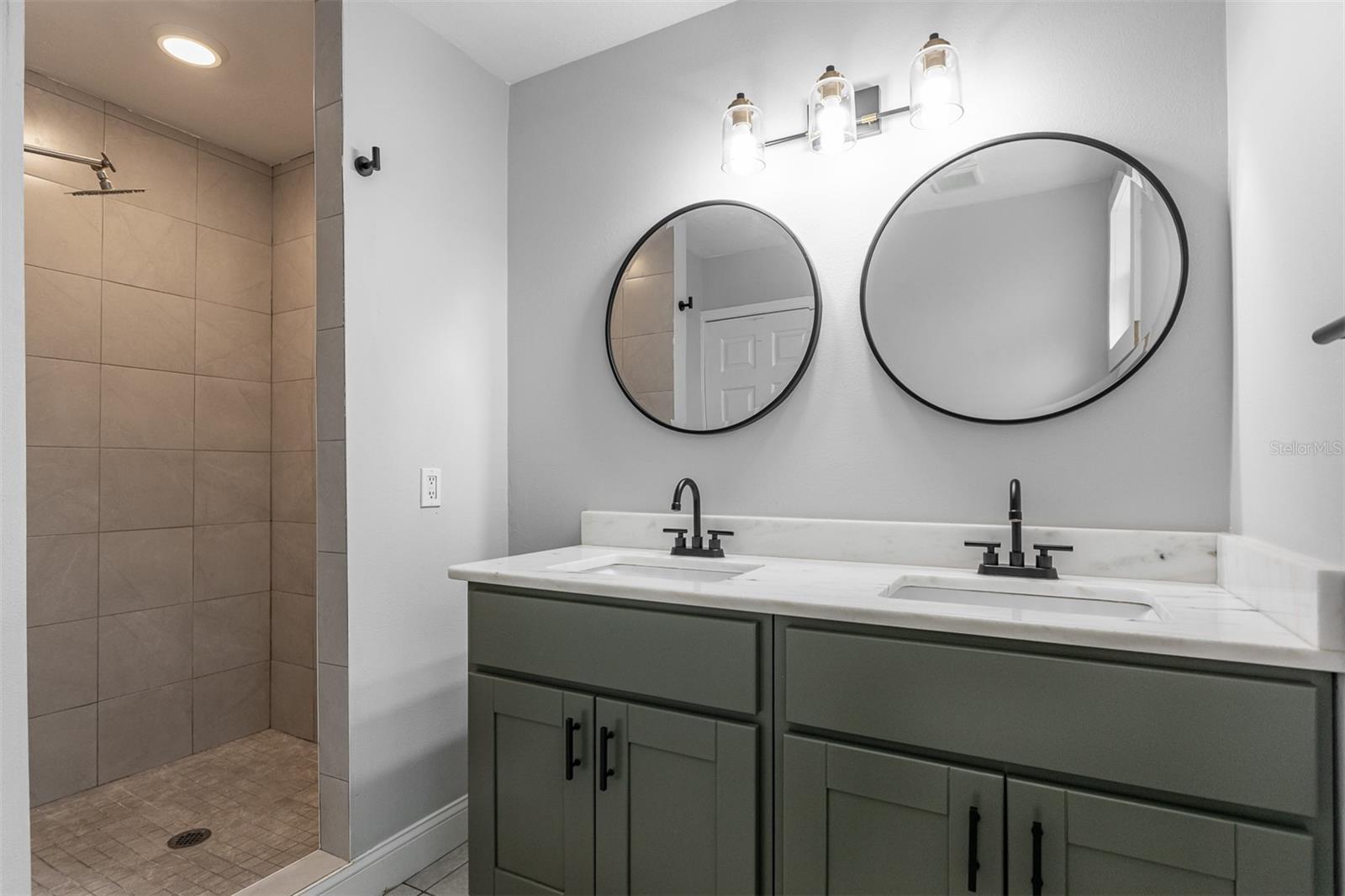 Image 30 of 41 For 2454 15th Avenue N