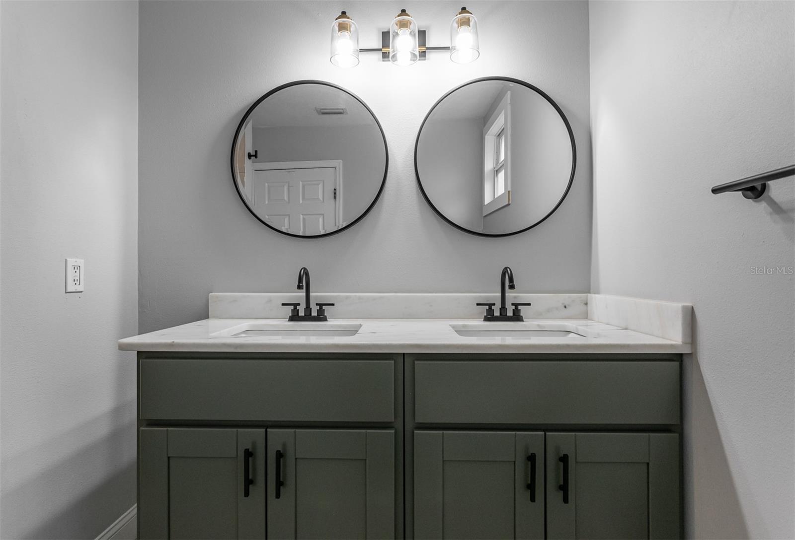 Image 31 of 41 For 2454 15th Avenue N