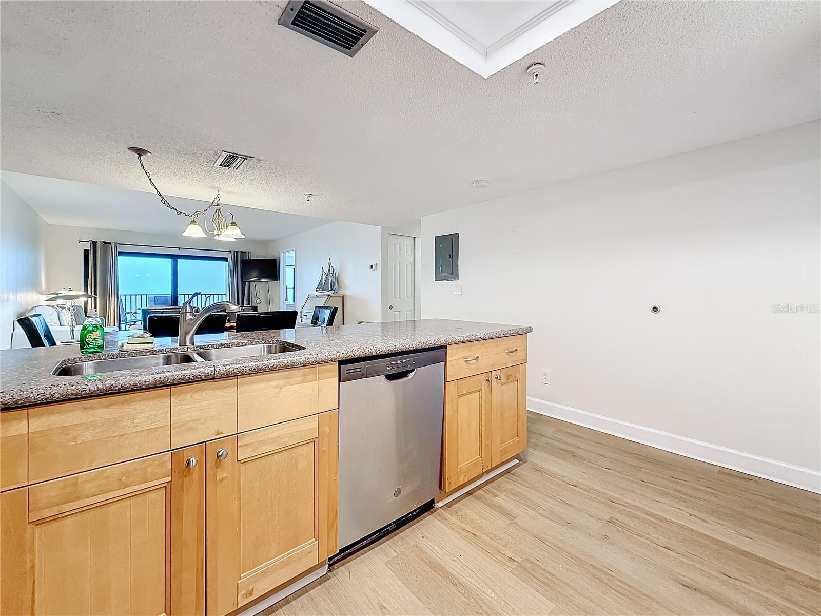 Image 11 of 50 For 12924 Gulf Boulevard 503