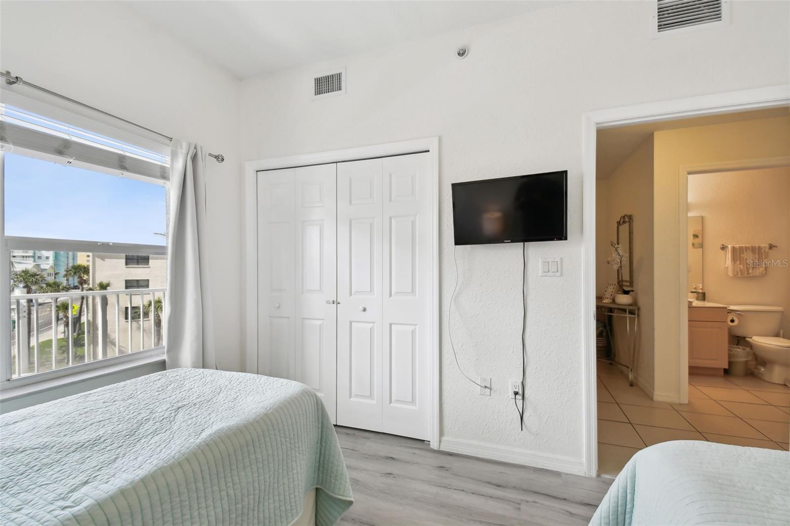 Image 22 of 49 For 13999 Gulf Boulevard 302