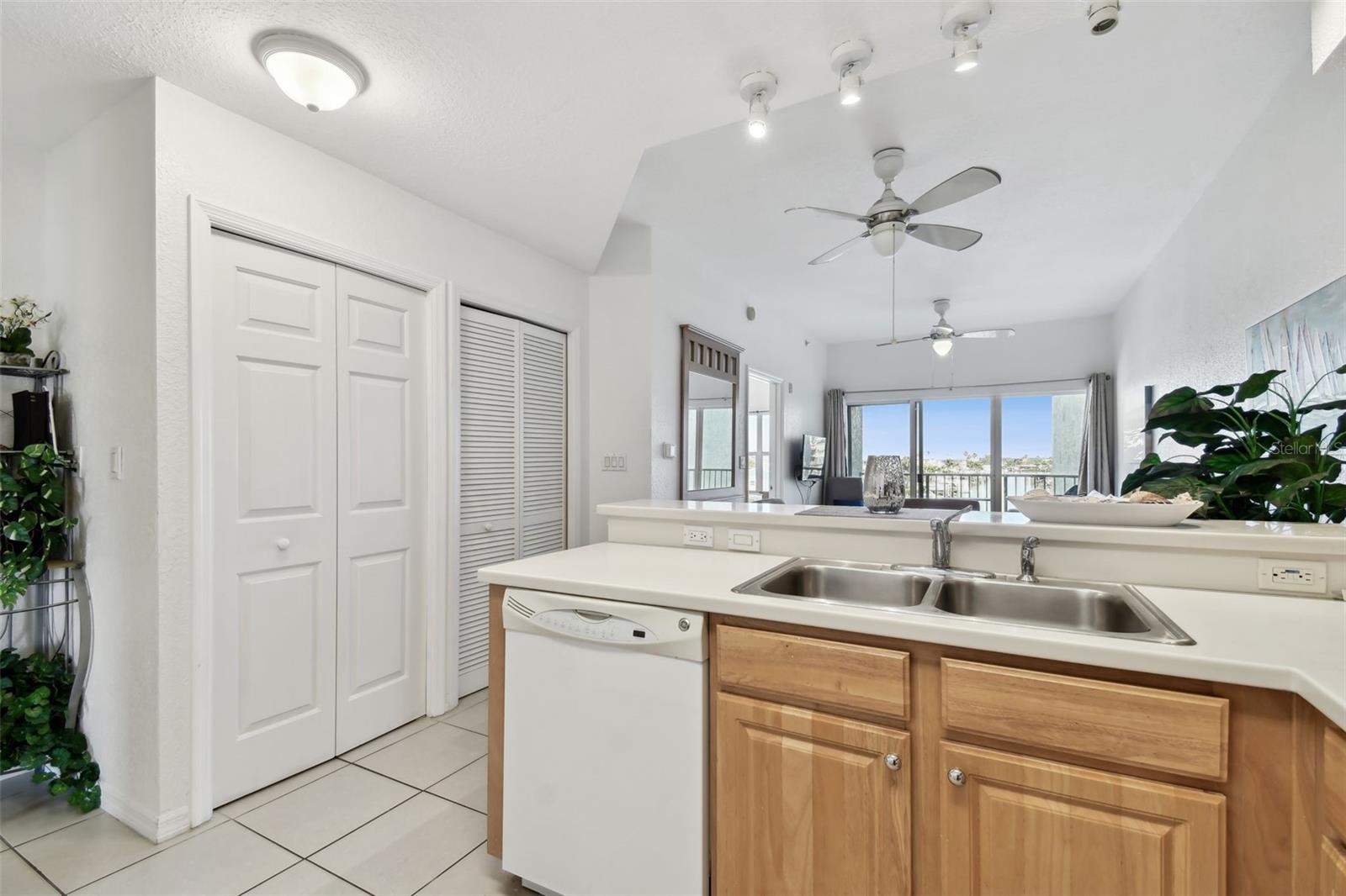 Image 27 of 49 For 13999 Gulf Boulevard 302