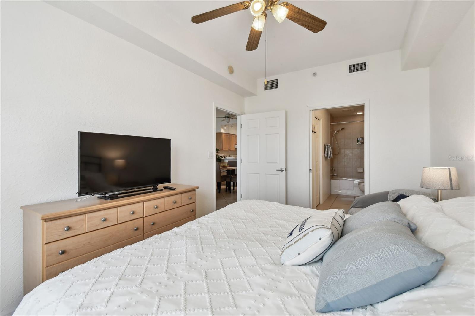 Image 38 of 49 For 13999 Gulf Boulevard 302