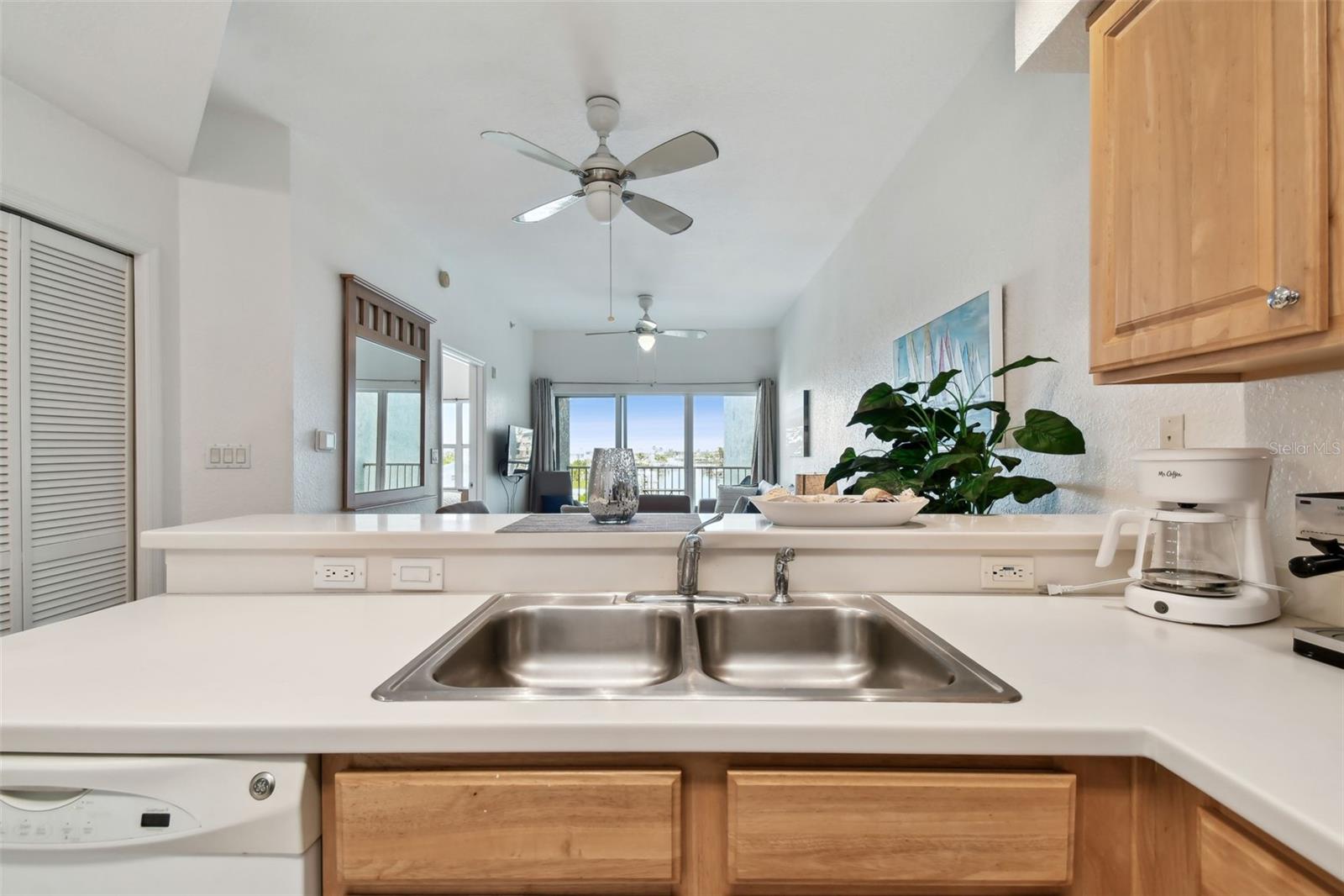 Image 6 of 49 For 13999 Gulf Boulevard 302
