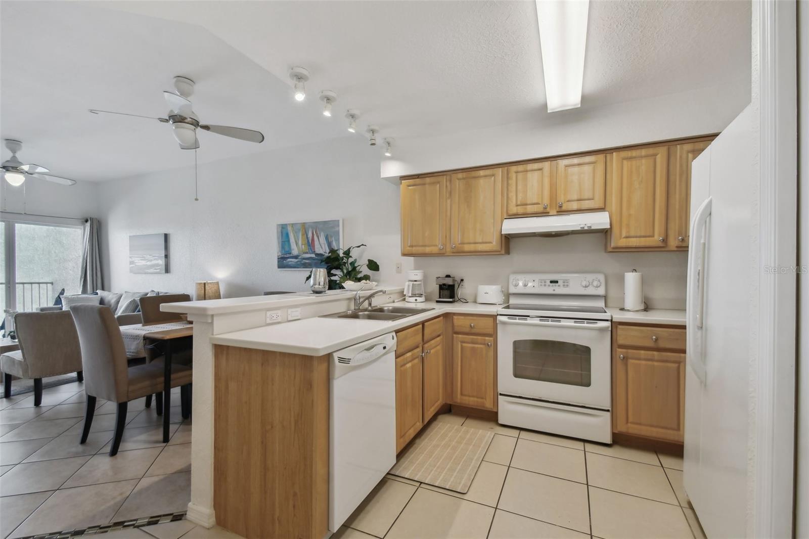 Image 7 of 49 For 13999 Gulf Boulevard 302
