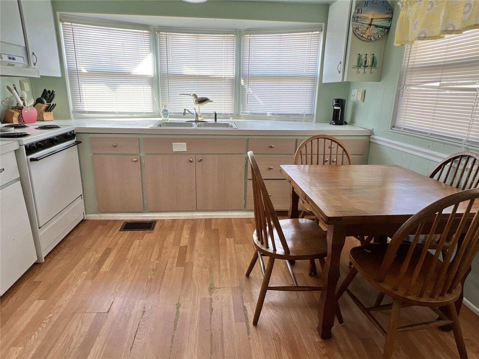 Listing photo id 9 for 7167 Mount Hawthorne Road Ne 591