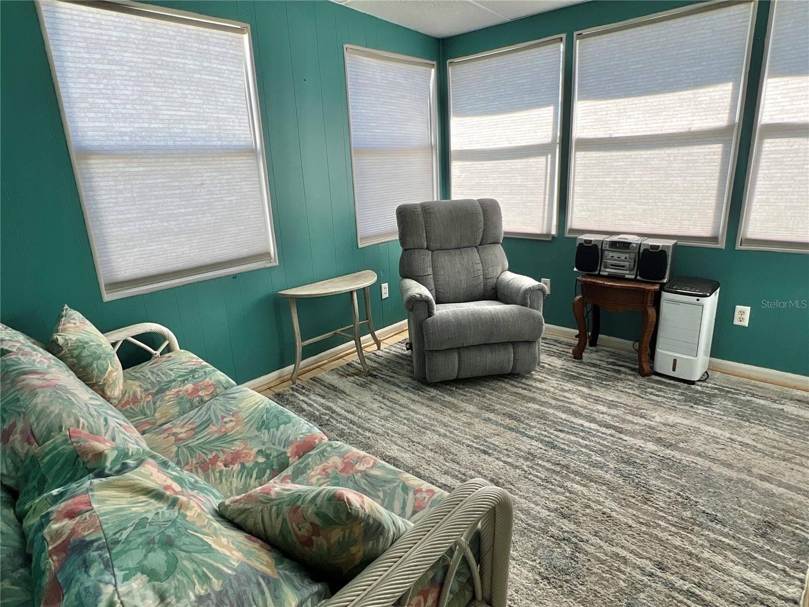 Listing photo id 4 for 7167 Mount Hawthorne Road Ne 591