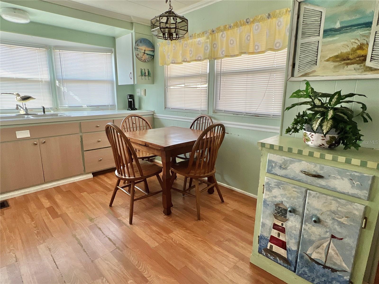 Listing photo id 5 for 7167 Mount Hawthorne Road Ne 591