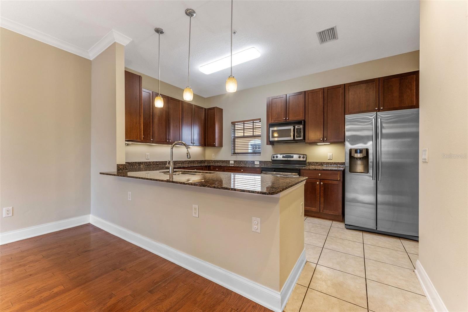 Listing photo id 11 for 111 Albany Avenue 3