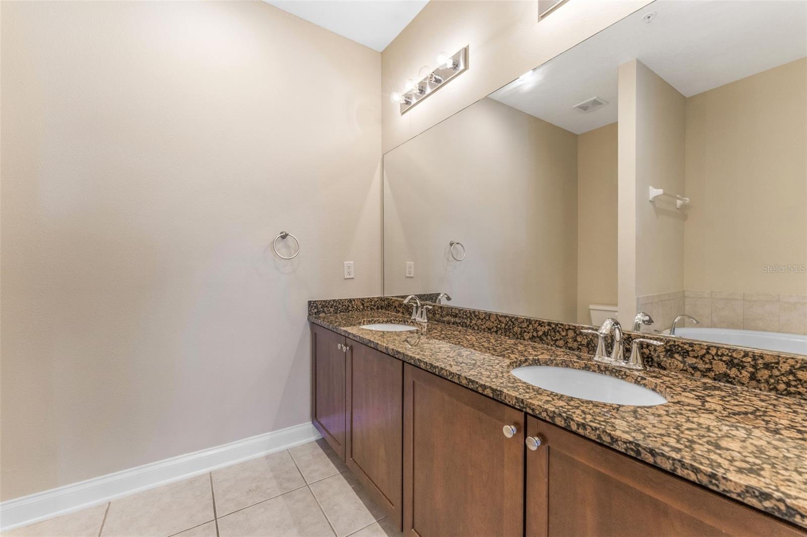 Listing photo id 24 for 111 Albany Avenue 3