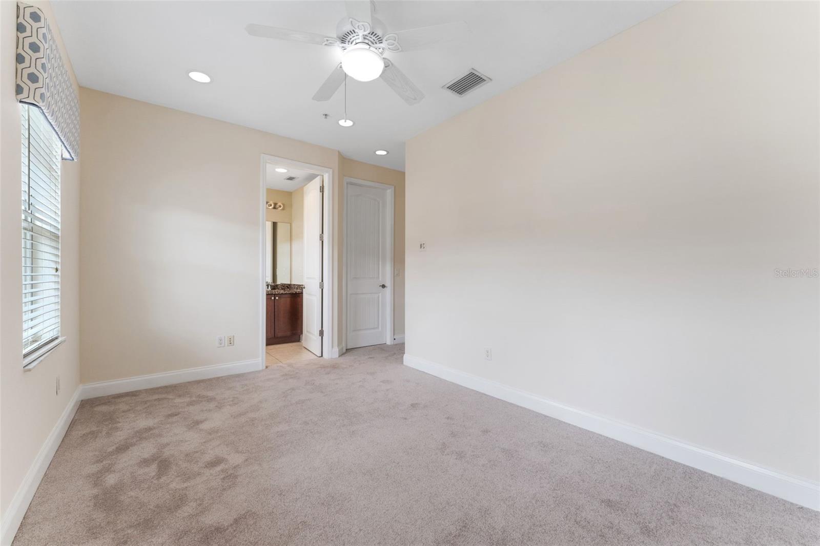 Listing photo id 27 for 111 Albany Avenue 3