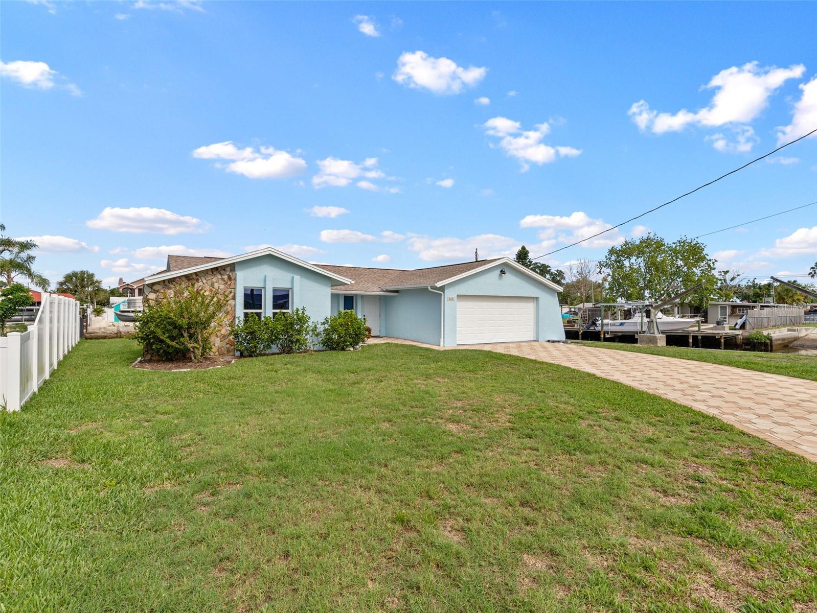 Listing photo id 2 for 13437 Lisa Drive