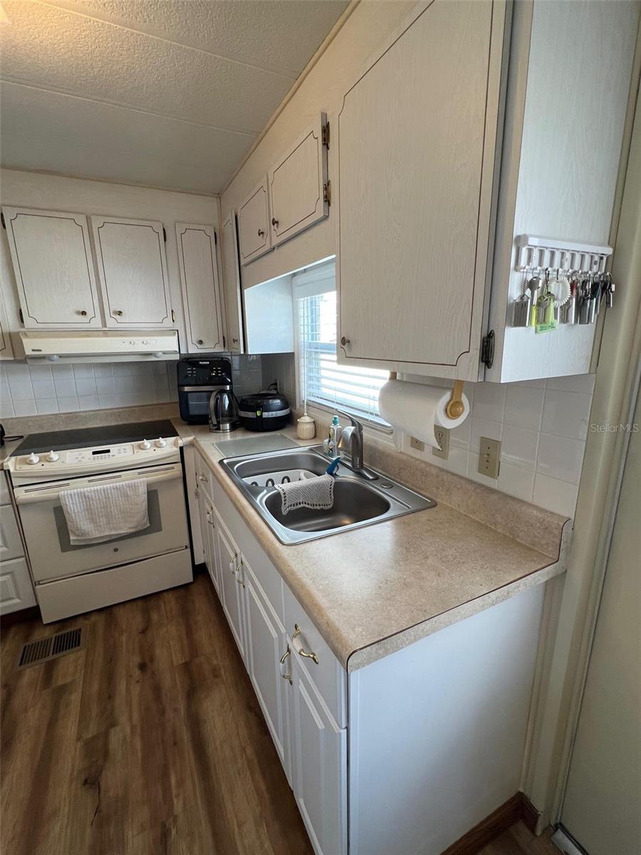 Image 13 of 27 For 12766 Seminole Boulevard 4