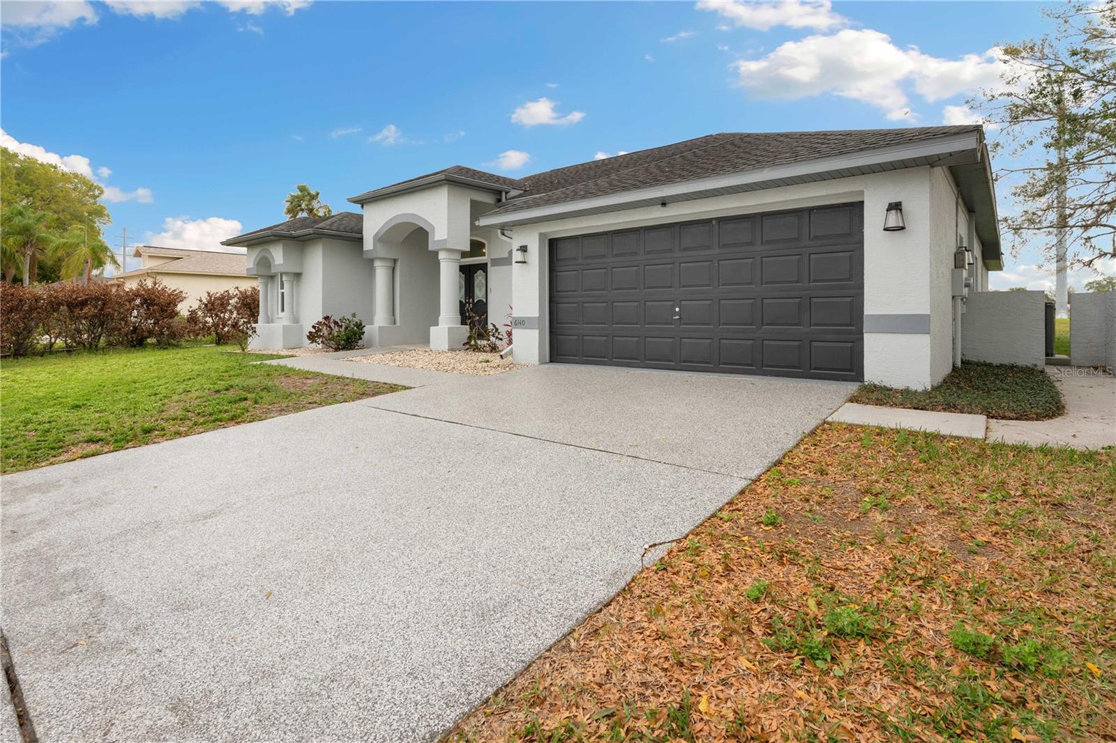 Listing photo id 2 for 6140 Silver Oaks Drive