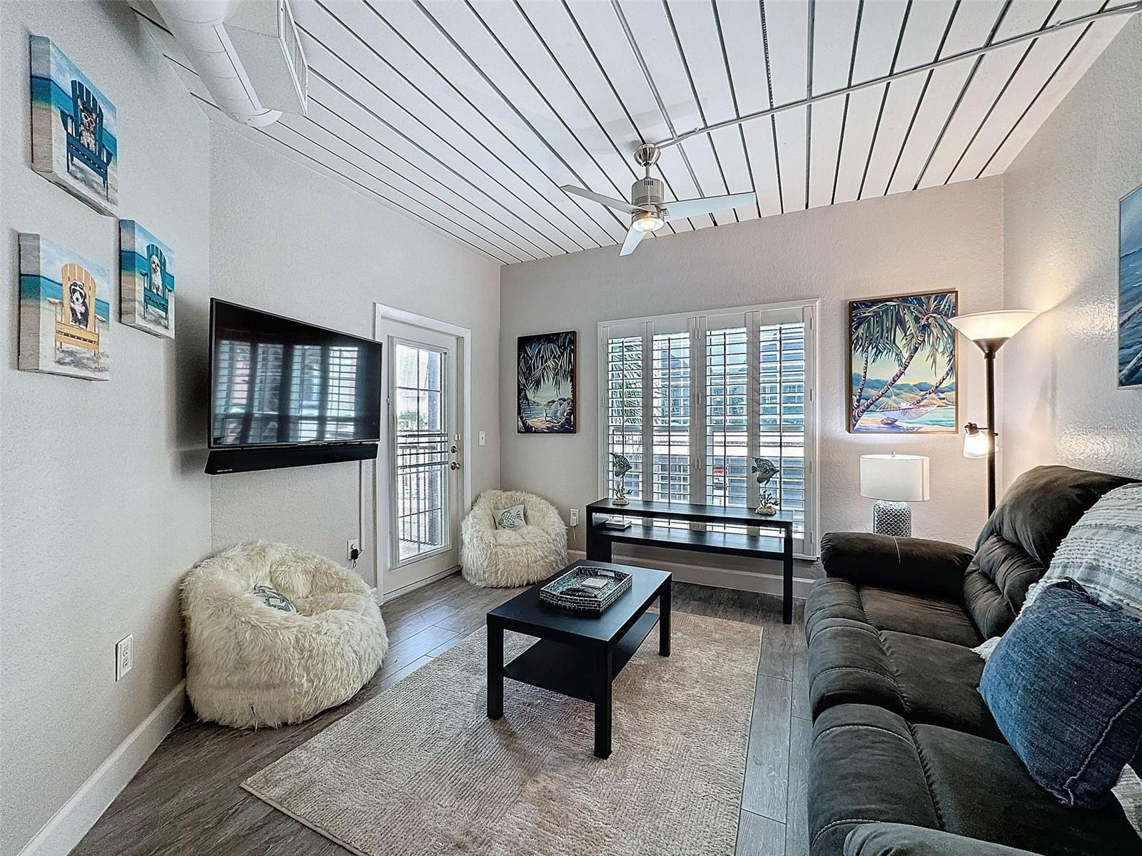 Image 11 of 50 For 2410 Azeele Street 220