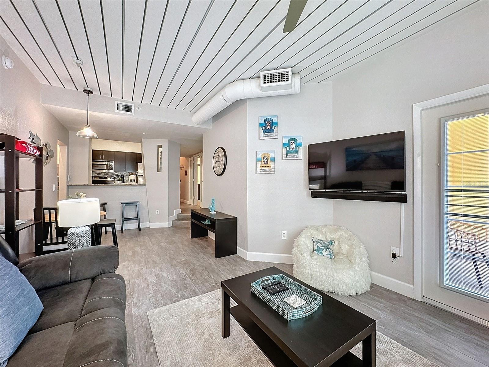 Image 12 of 50 For 2410 Azeele Street 220