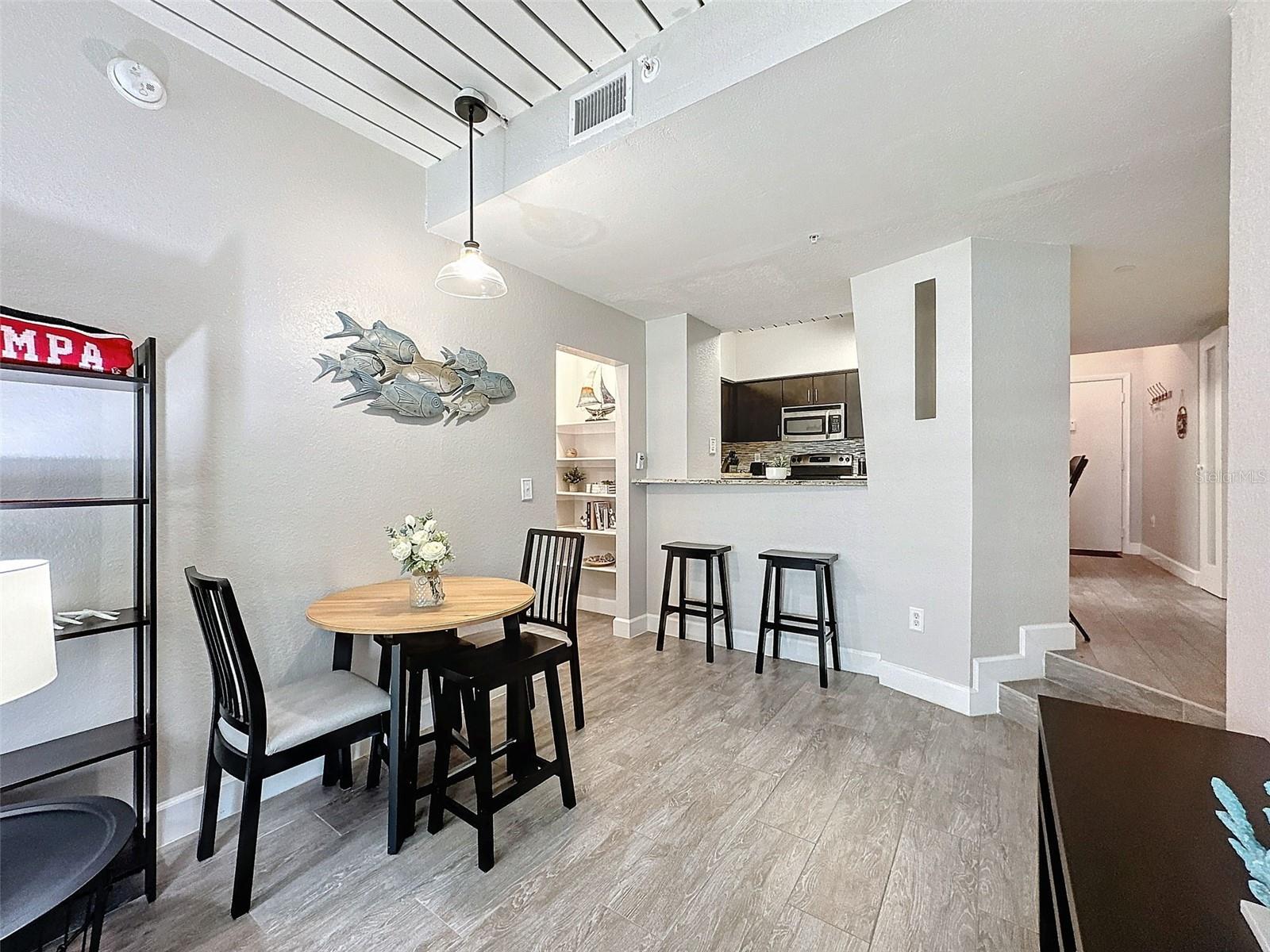 Image 13 of 50 For 2410 Azeele Street 220