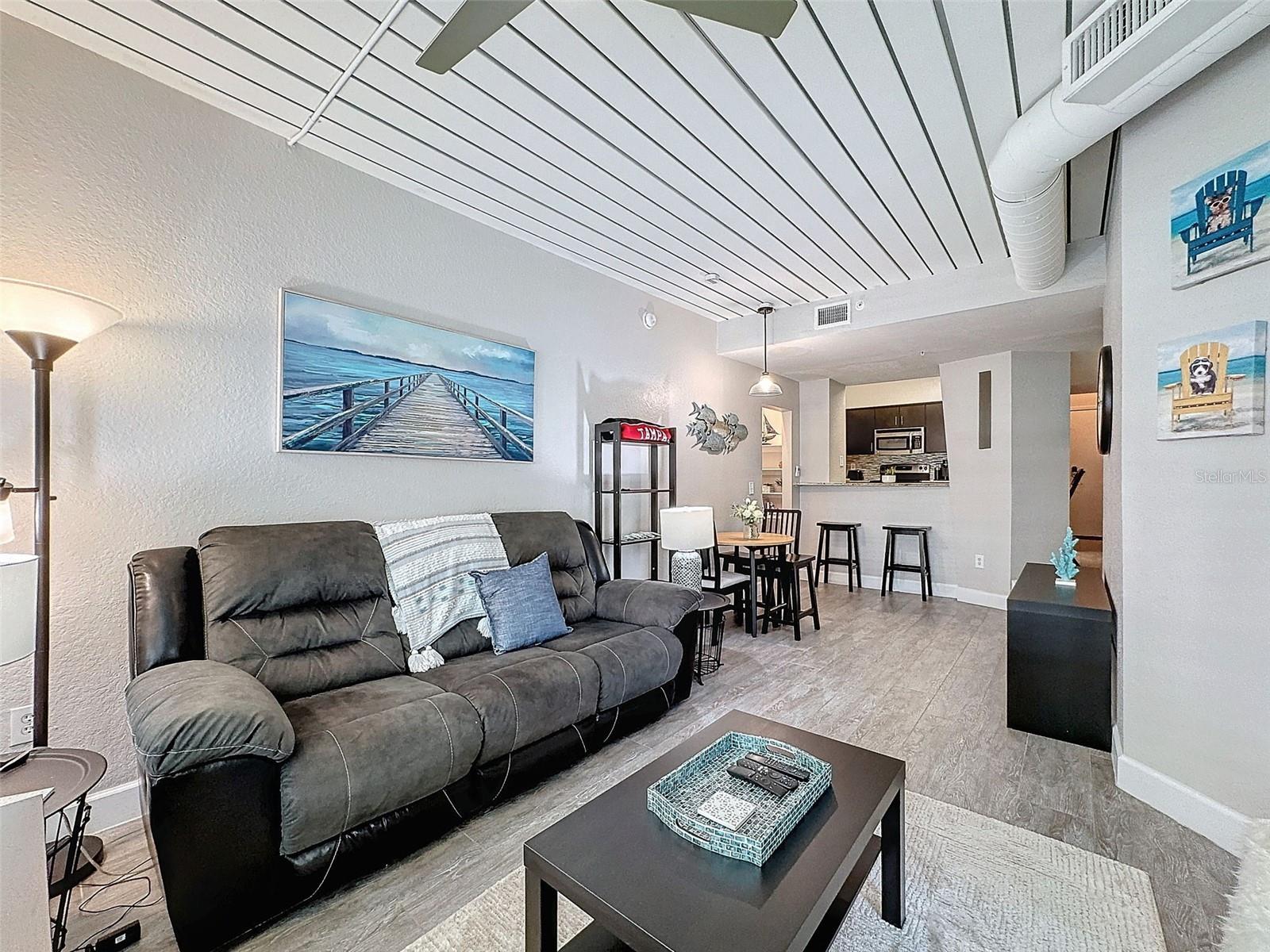 Image 15 of 50 For 2410 Azeele Street 220