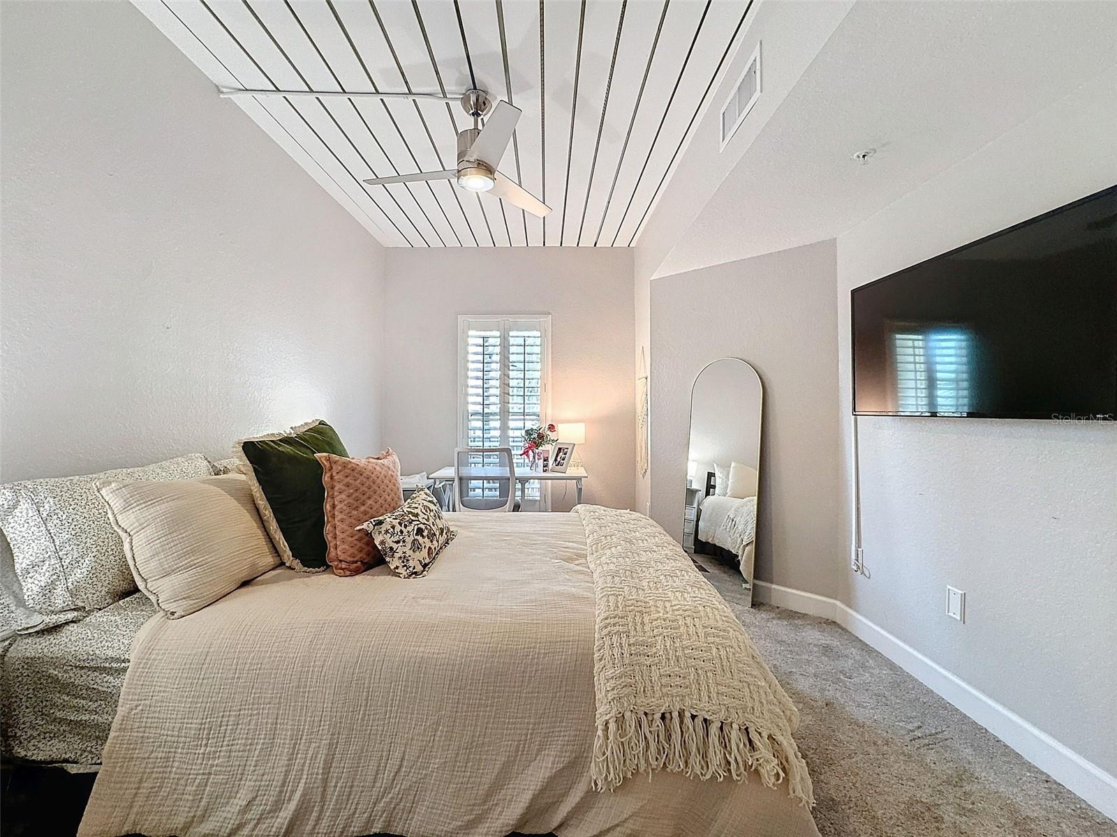 Image 17 of 50 For 2410 Azeele Street 220