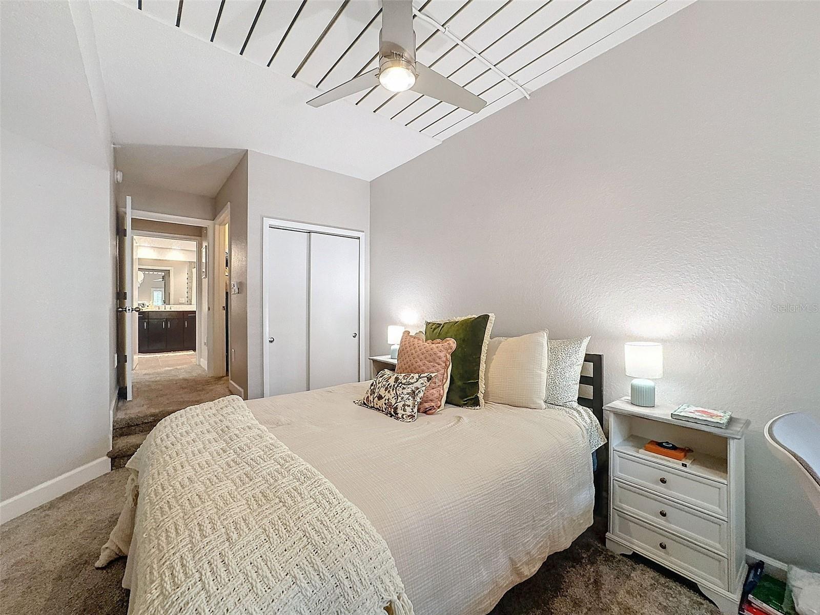 Image 18 of 50 For 2410 Azeele Street 220