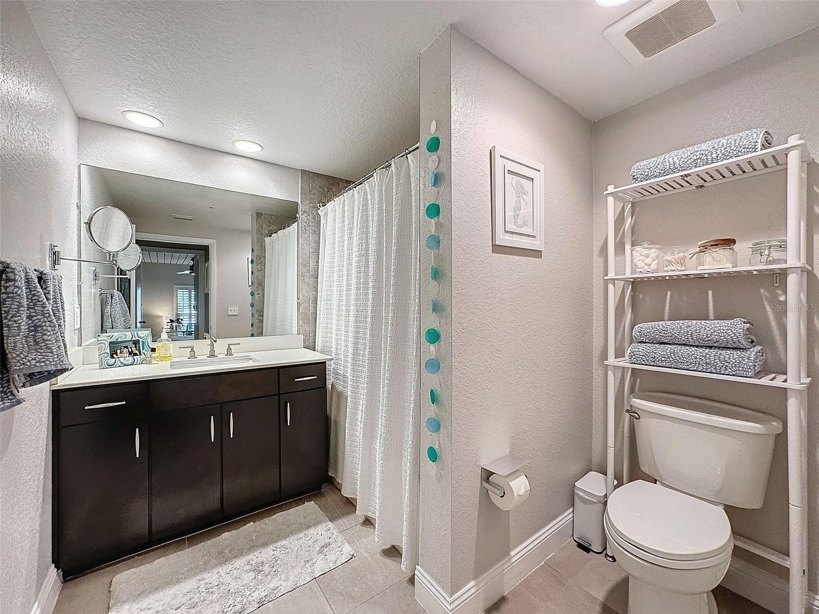 Image 20 of 50 For 2410 Azeele Street 220