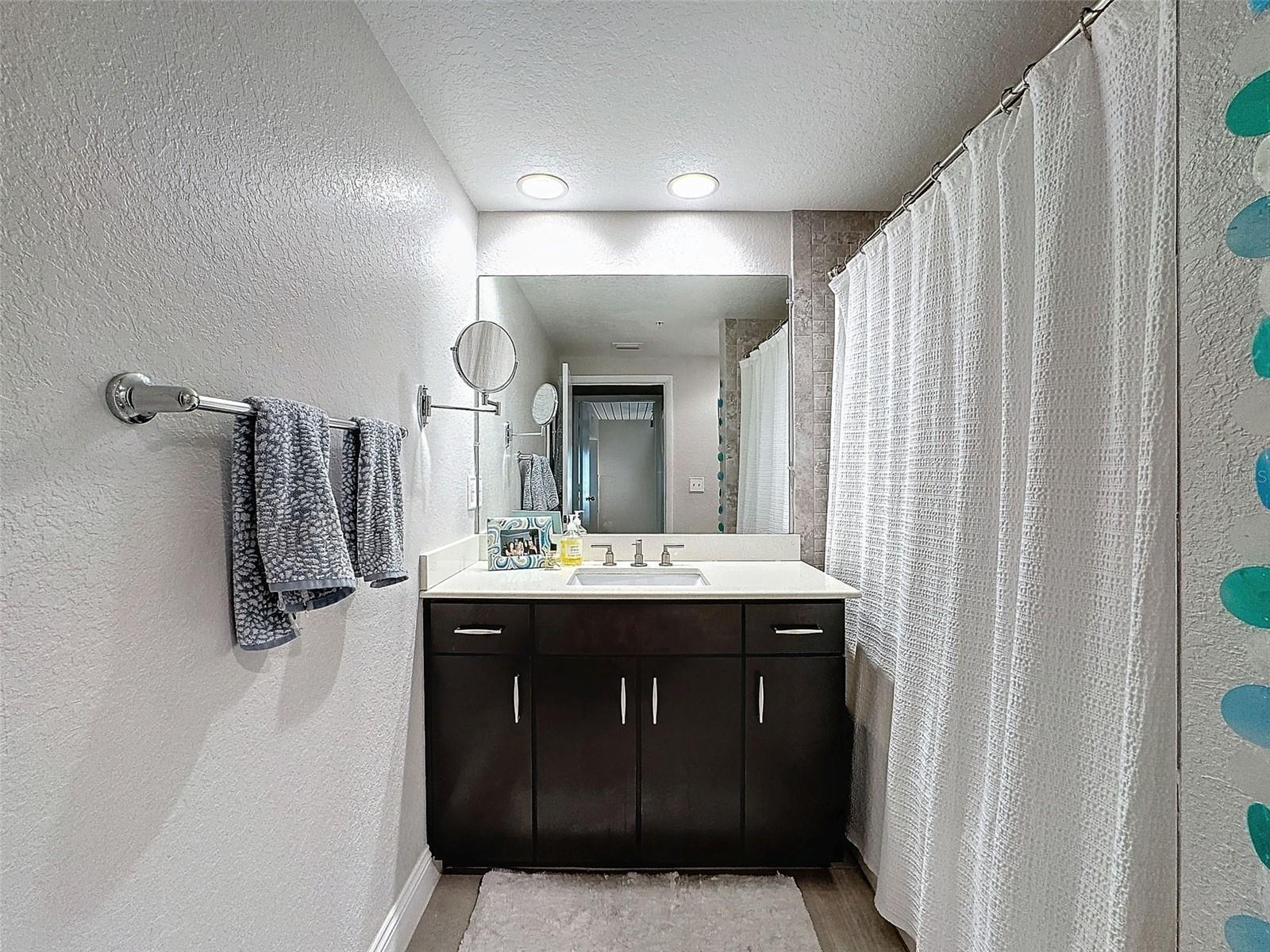 Image 21 of 50 For 2410 Azeele Street 220