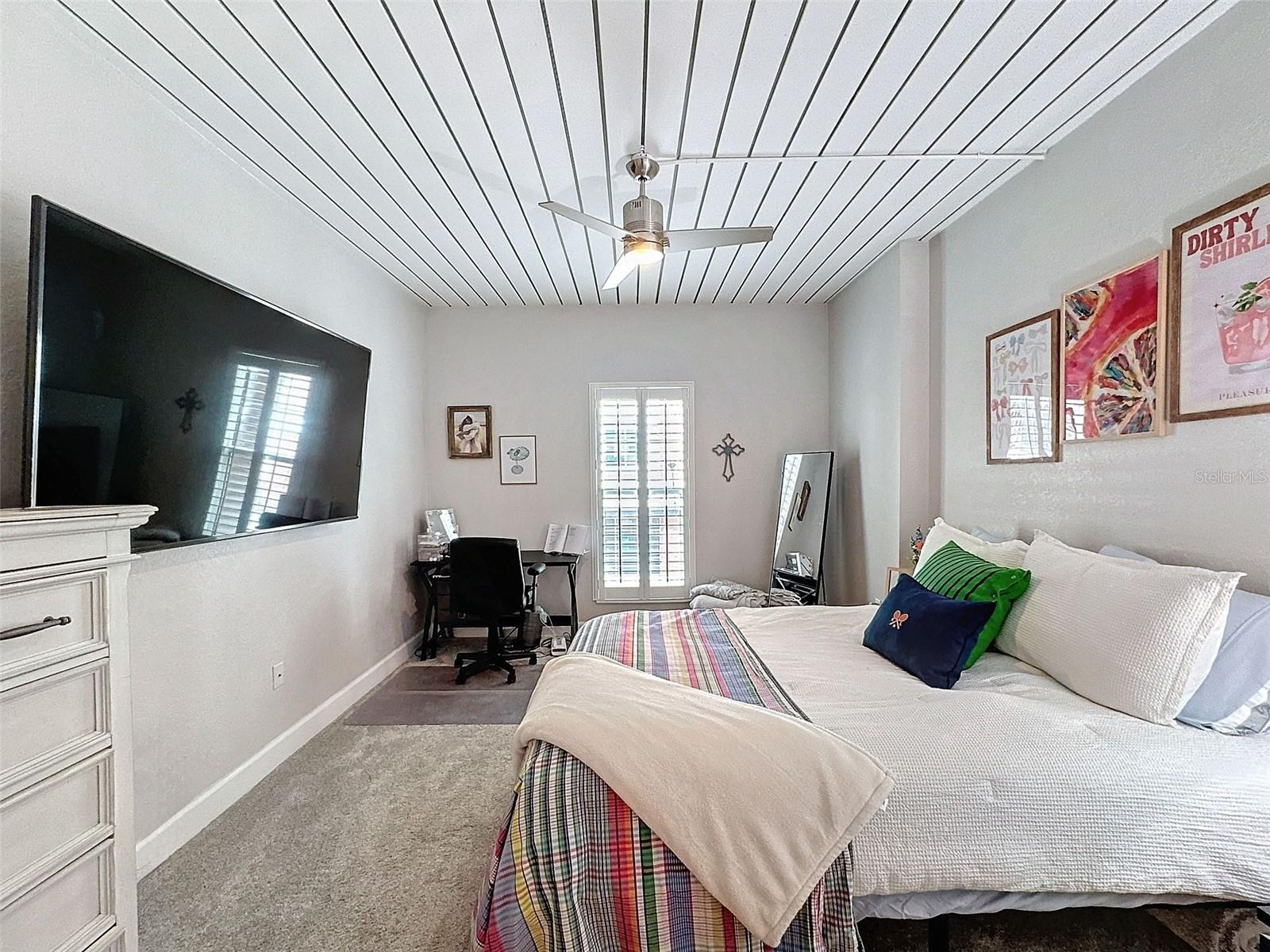 Image 25 of 50 For 2410 Azeele Street 220