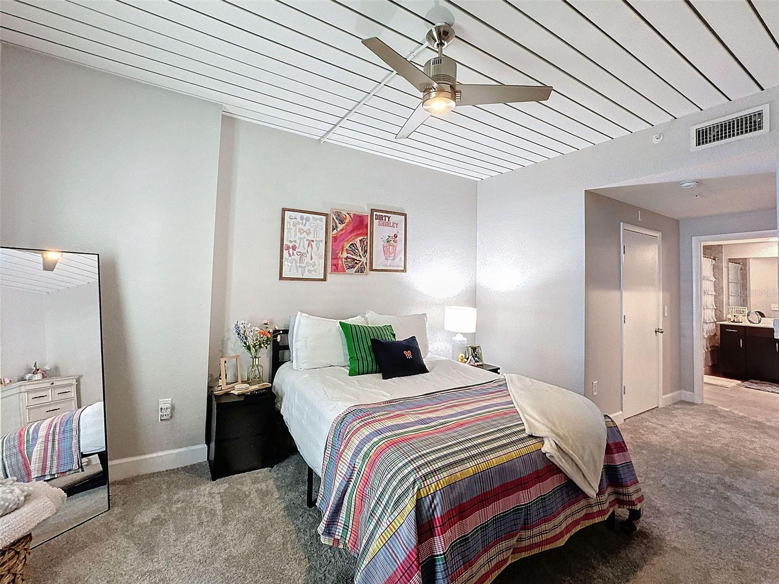 Image 26 of 50 For 2410 Azeele Street 220