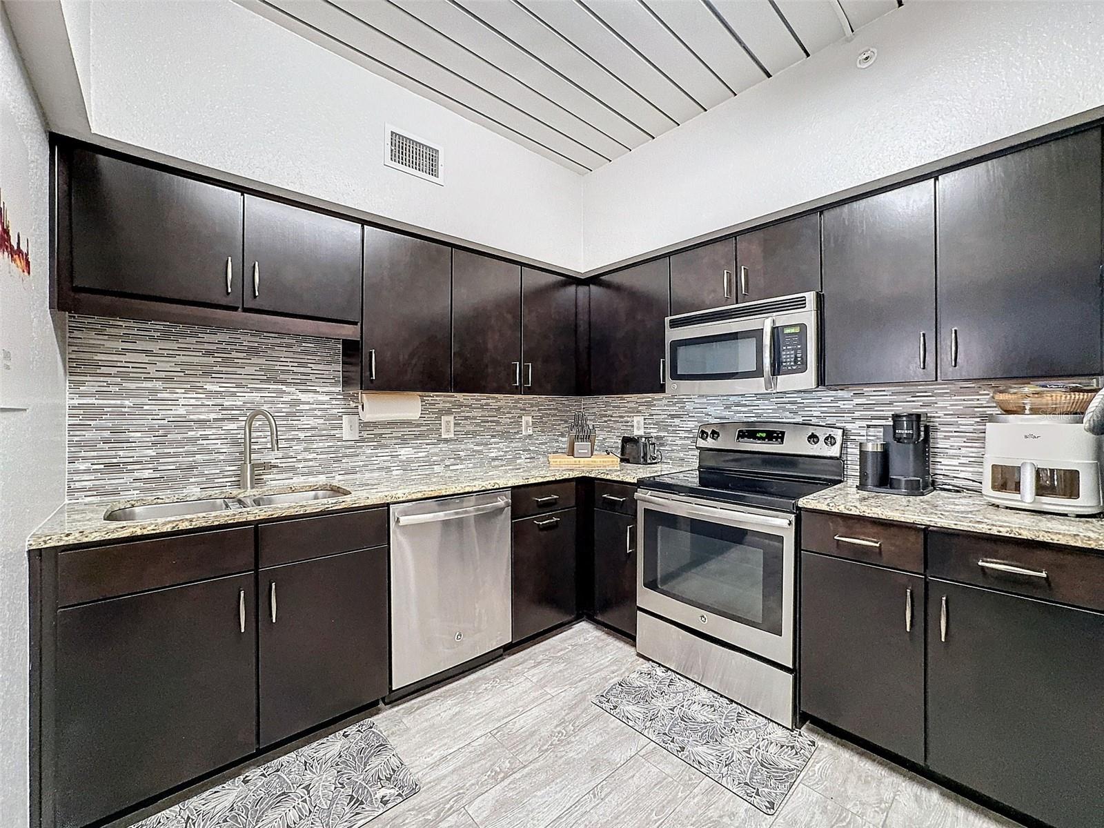 Image 3 of 50 For 2410 Azeele Street 220