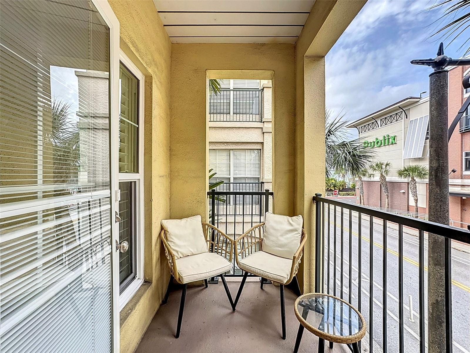 Image 31 of 50 For 2410 Azeele Street 220
