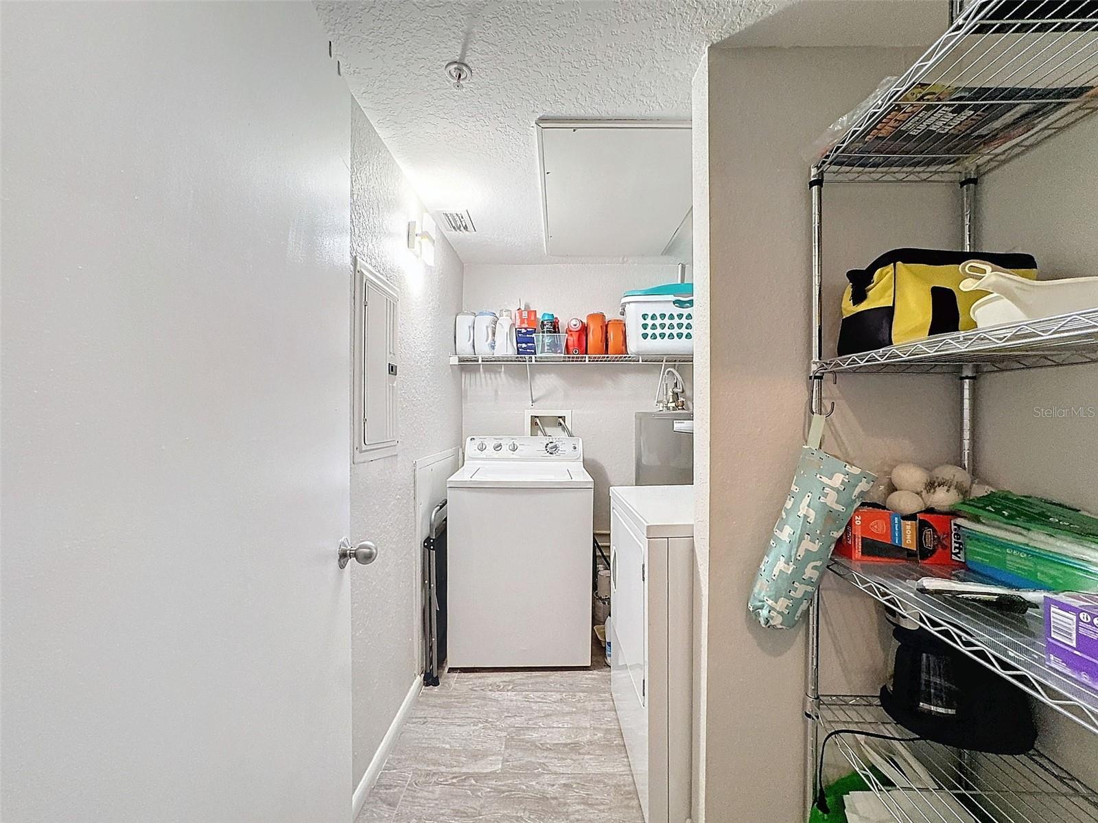 Image 34 of 50 For 2410 Azeele Street 220