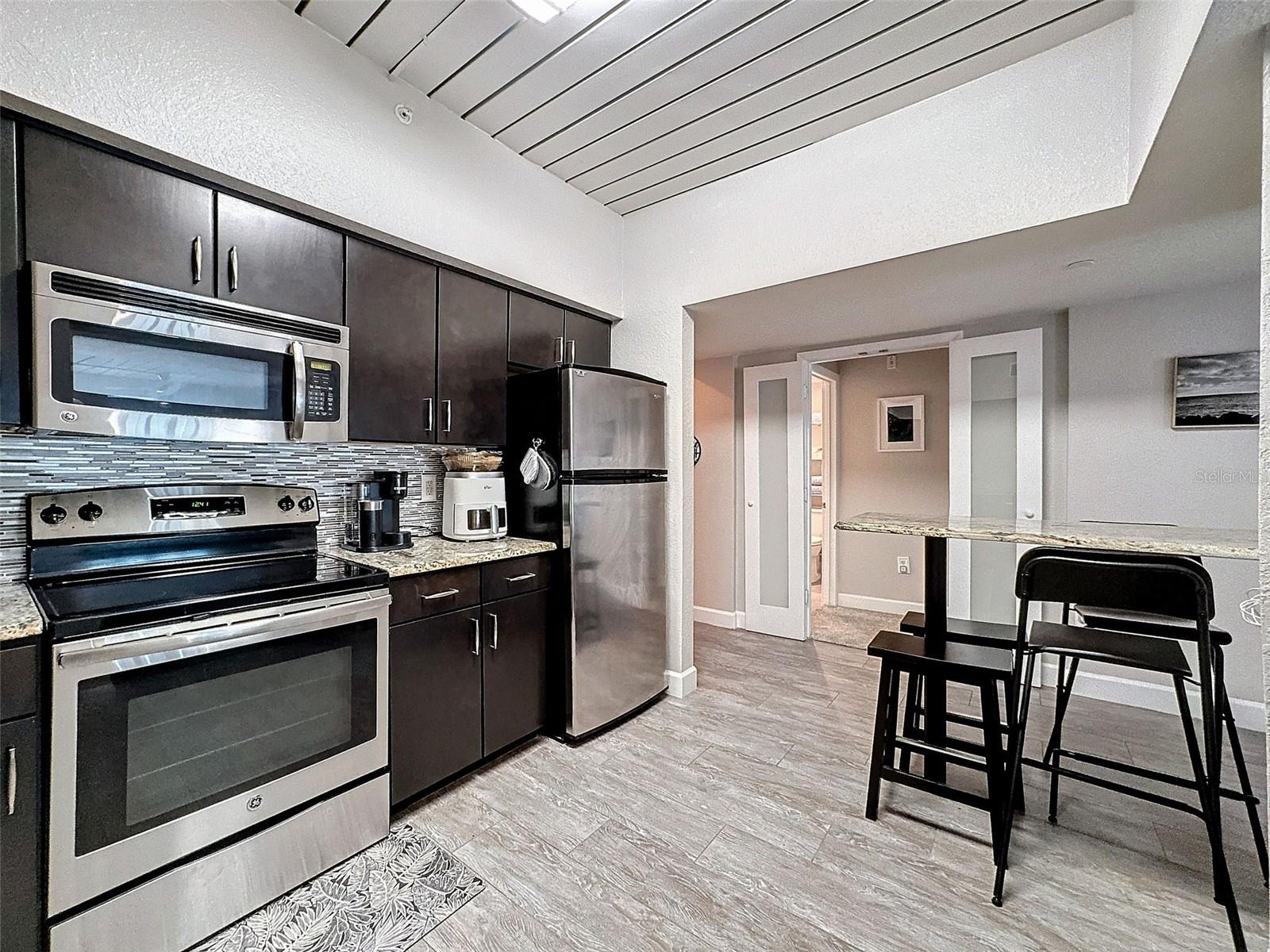 Image 4 of 50 For 2410 Azeele Street 220