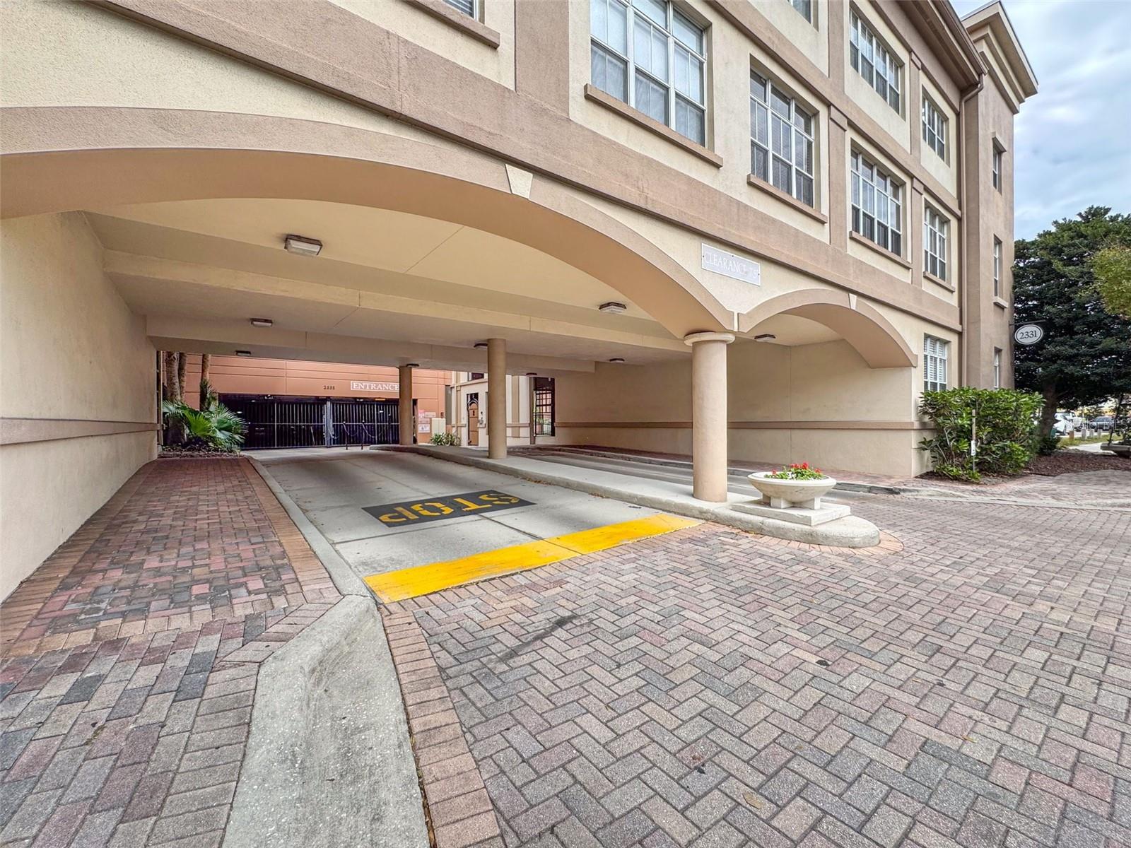 Image 43 of 50 For 2410 Azeele Street 220