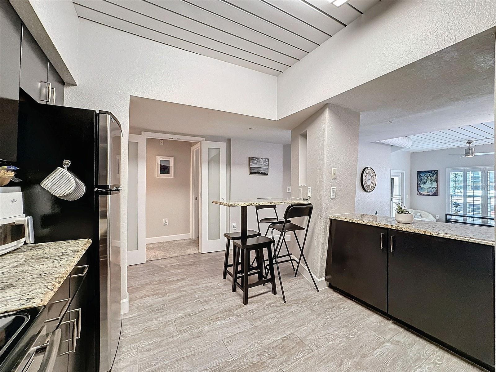 Image 5 of 50 For 2410 Azeele Street 220