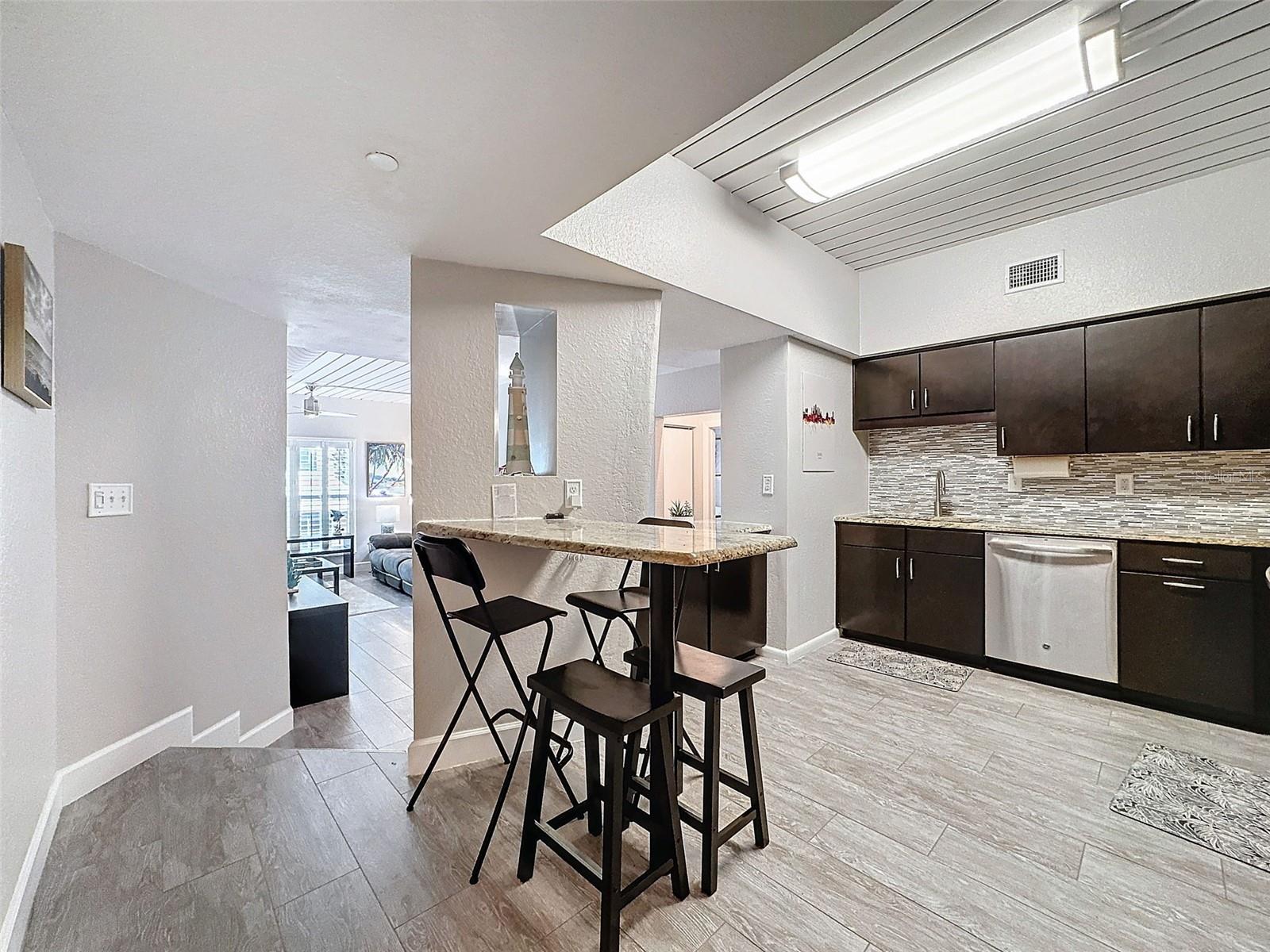 Image 6 of 50 For 2410 Azeele Street 220
